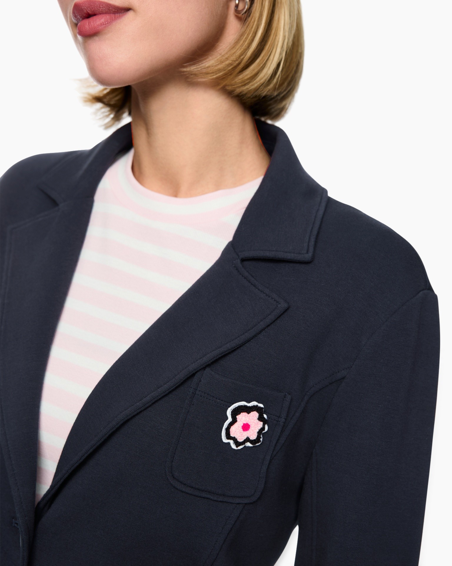 blazer marine, Iepocket patch, stijl blazer, kraag lapel, roze streep t-shirt