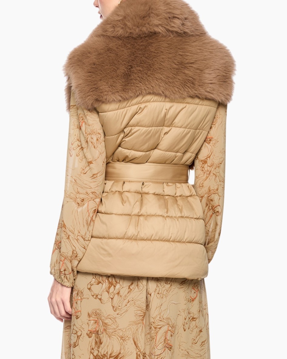 vacht vest, nama faux, beige, lange jurk, riemtaq belts