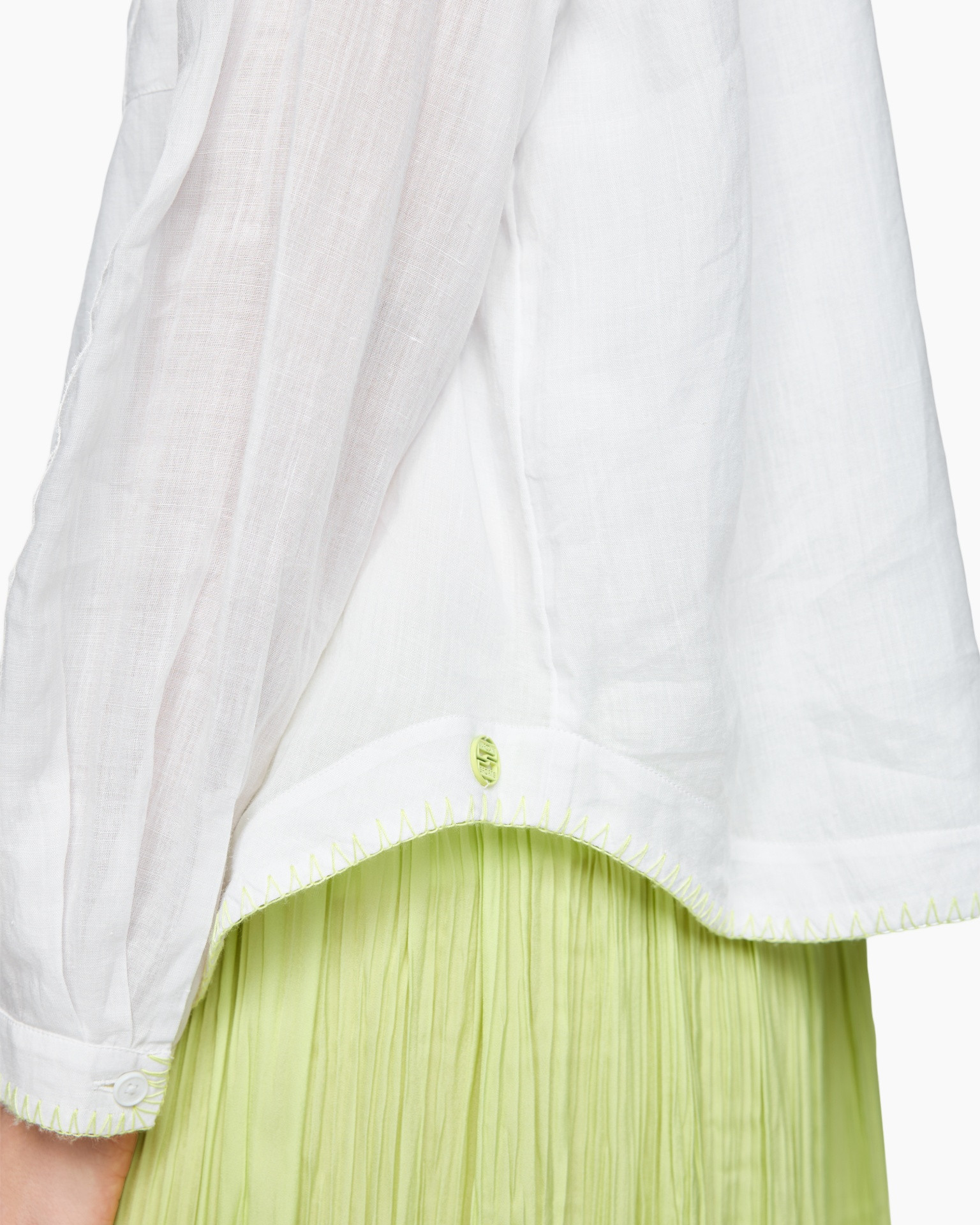 witte stof, linnen, kraagrand, neon groen zoom, plisserok