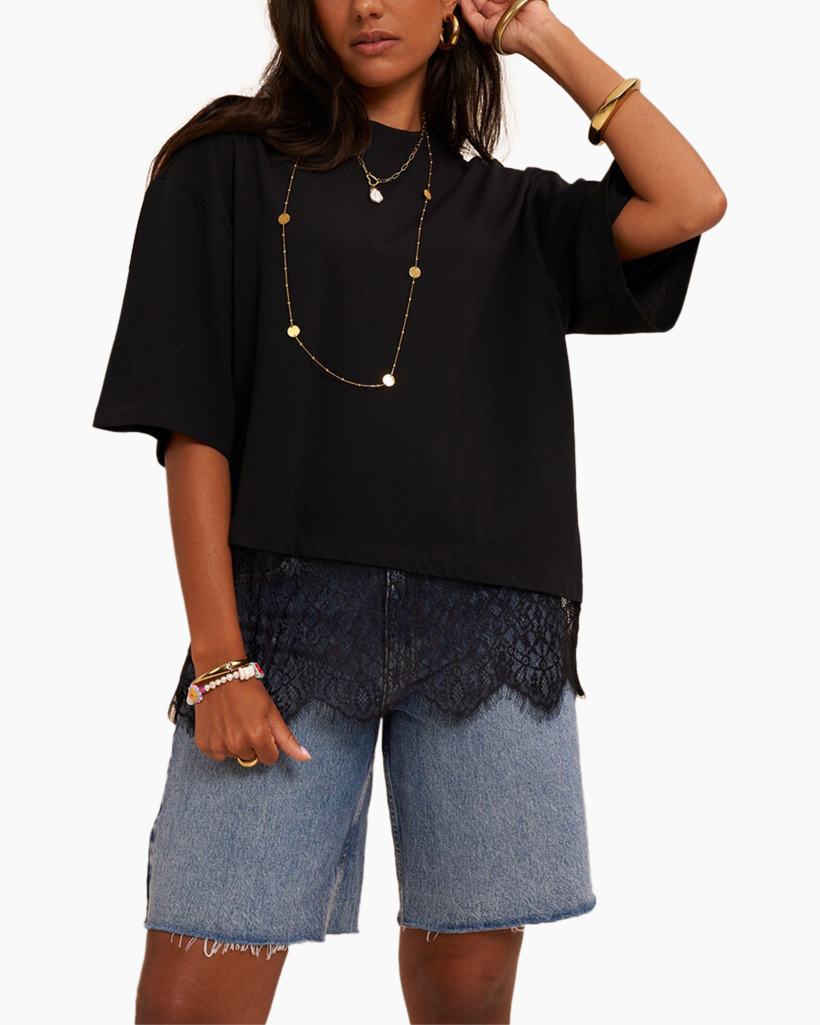 tanktop?, zwart top, hort broek, kantzoom, boho sieraden