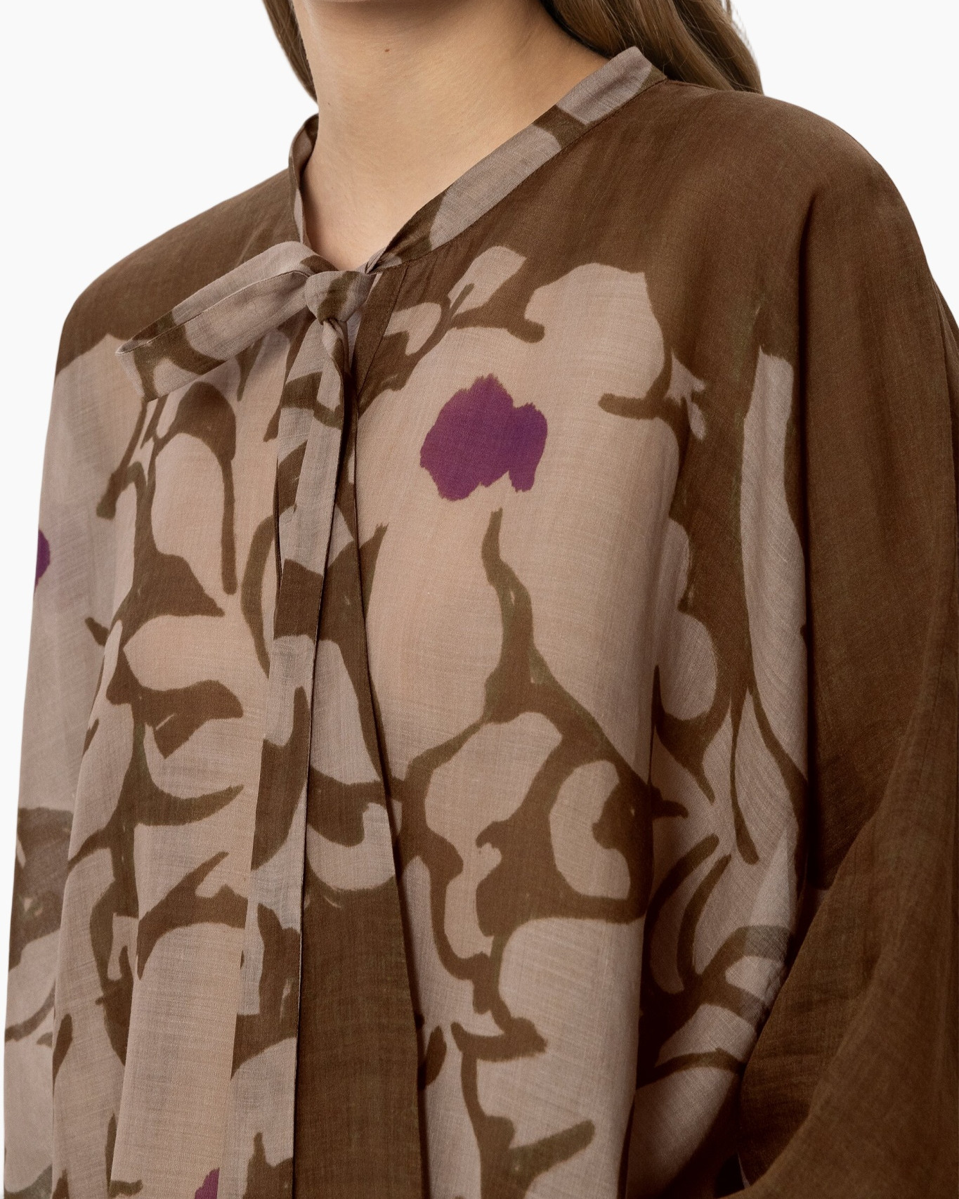 blouse, bloemenmotief, bruin, strik/knoopsluiting, zijdenachtig weefsel