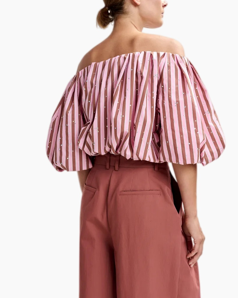schouderspanned, roze gestreepte top, plooibloes, ballonmouw, high-waisted broek