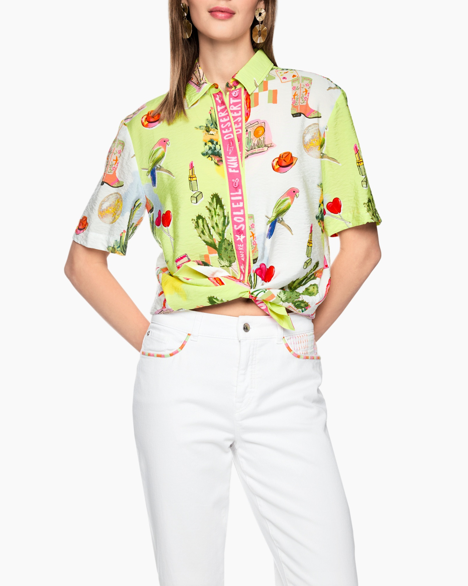 halskraag, grafische print, knoop vooraan, korte mouwen overhemd, witte broek