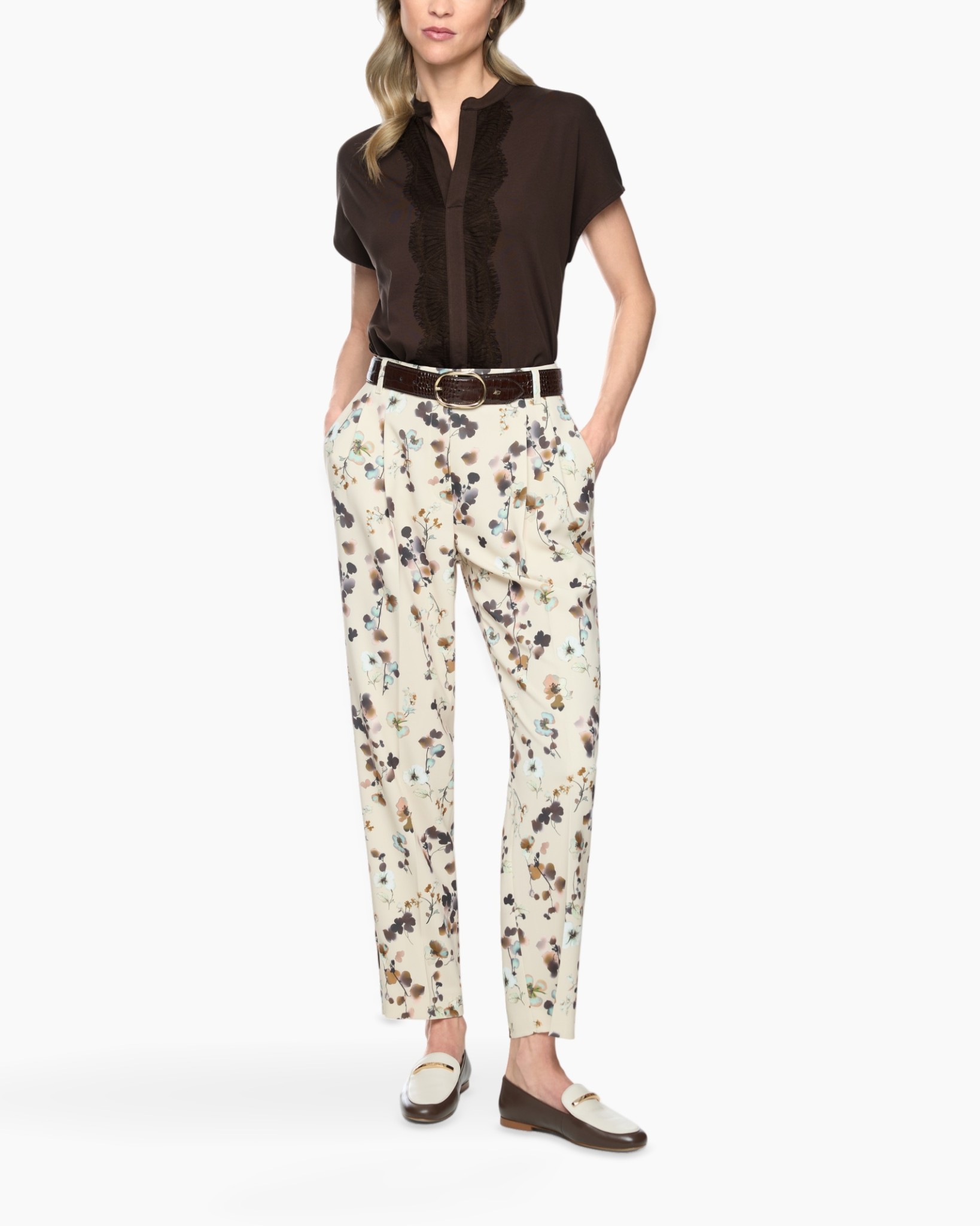bruine blouse, gerstekrul plaket, korte mouwen, crêpe top, bloemenbroek