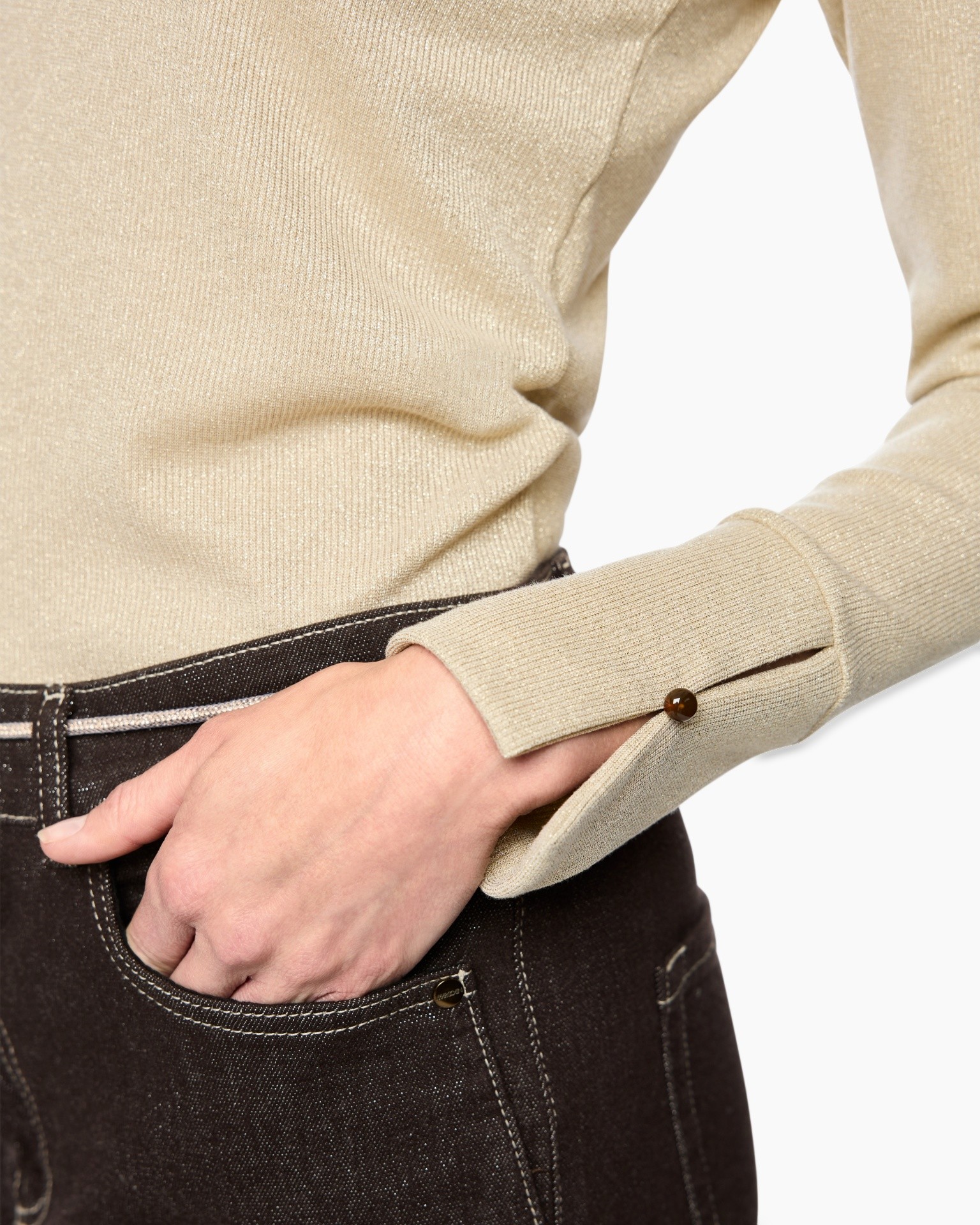 beige garni, langarm, mouwomslag, mouwenboord, denim/jeans, zak, bruine knop, hand in zak, zachte stof, stikwerk