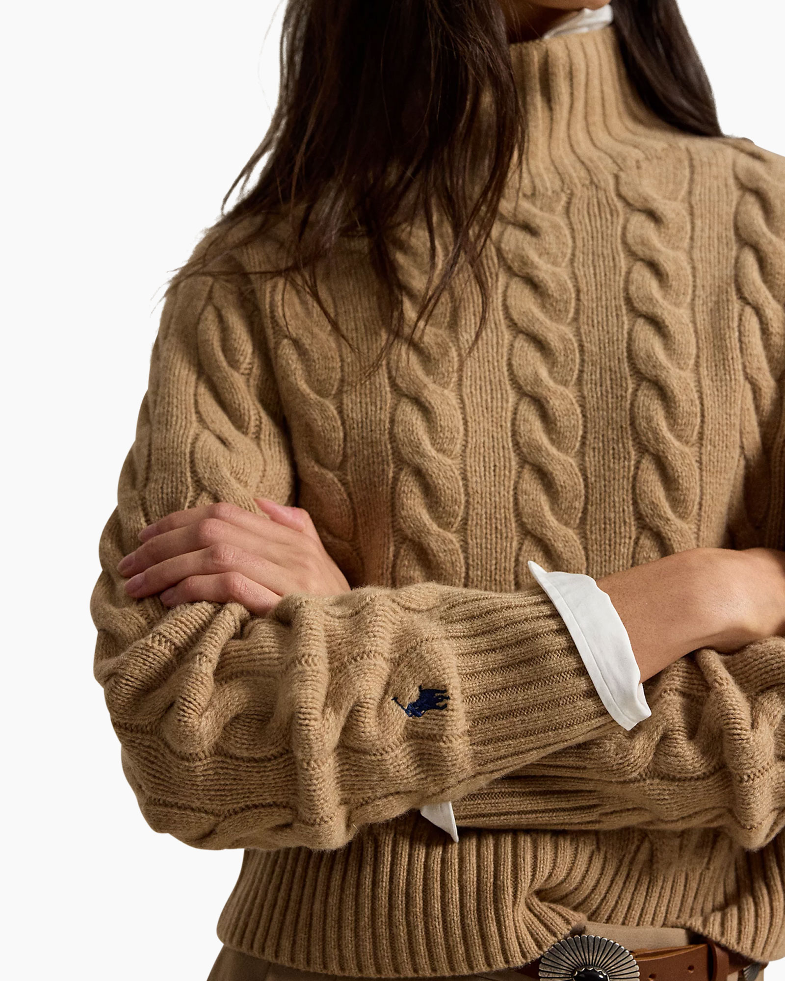beige trui, kabelgebreide trui, rolkraag, lange mouw, borduurring logo