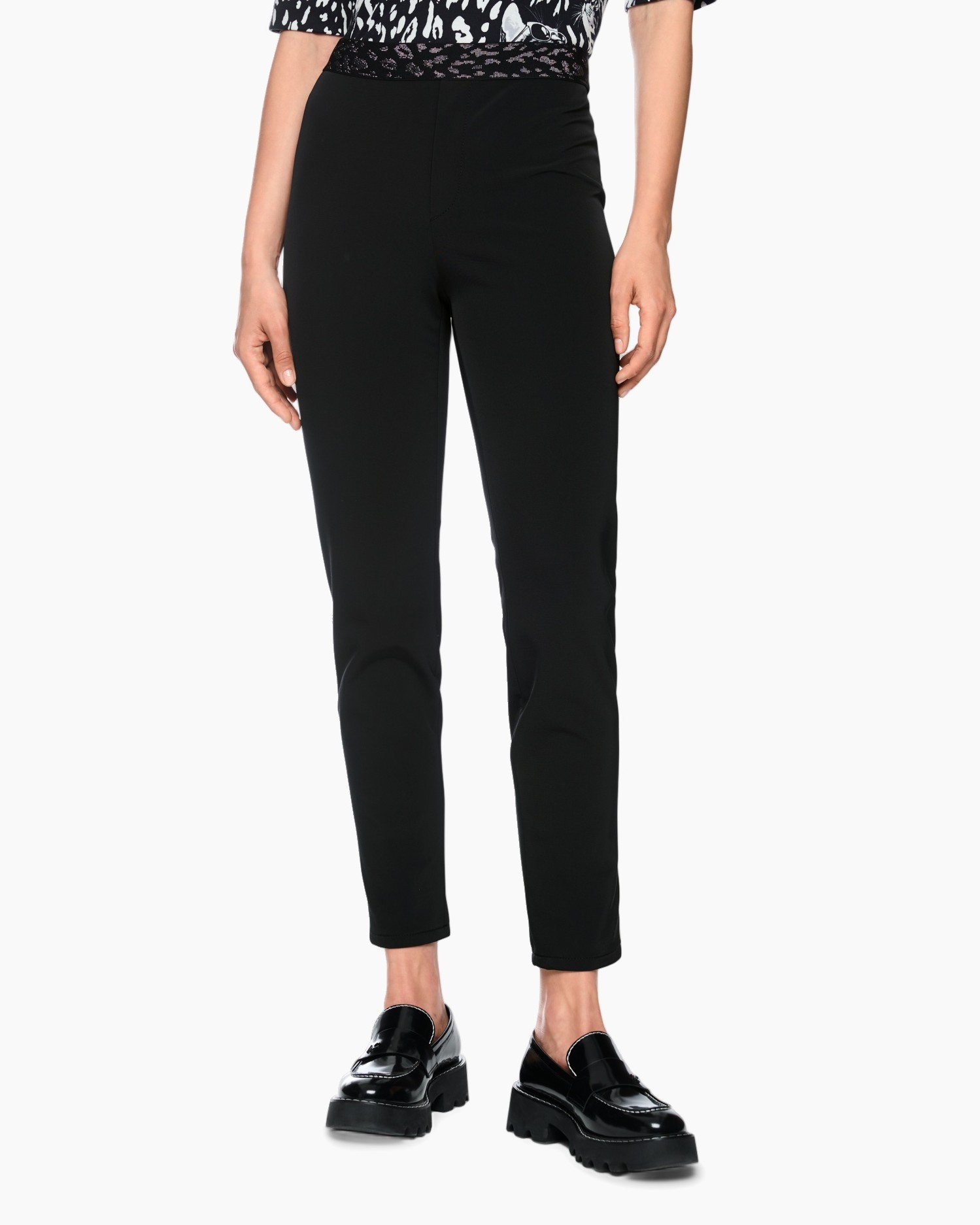 zwarte broek, slim-fit, enkellengte, platte loafers, damesbroek