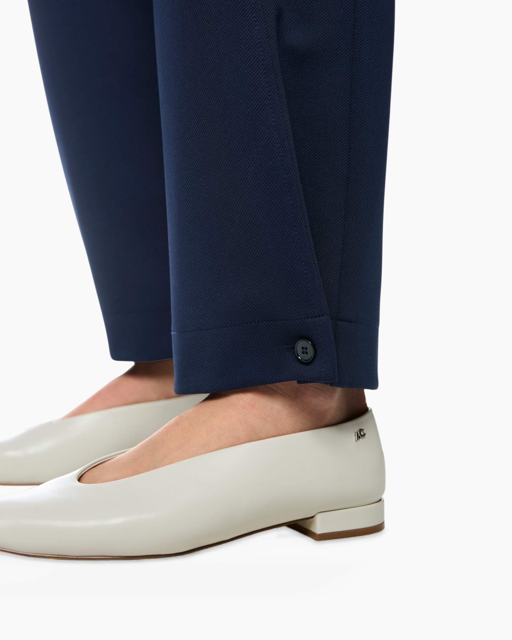 broek in navy, manchet met knop, korte broekspijp, slanke pasvorm, dressschoen