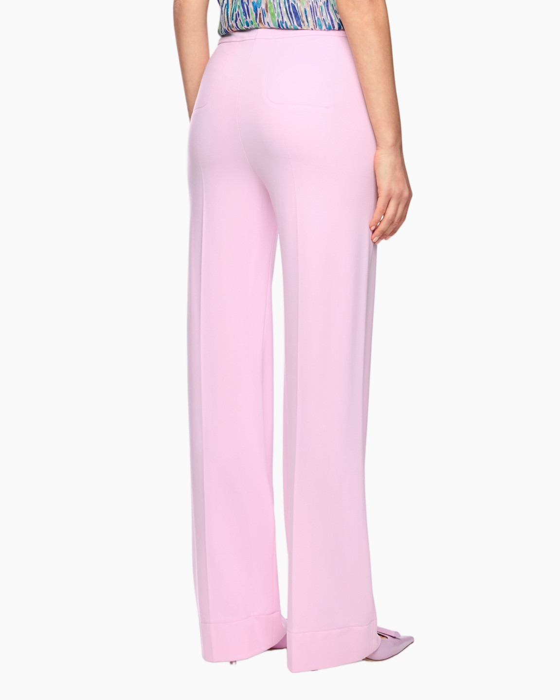roze broek, wijdere broekspijpen, hoge taille, zachte stof, flat schoenen