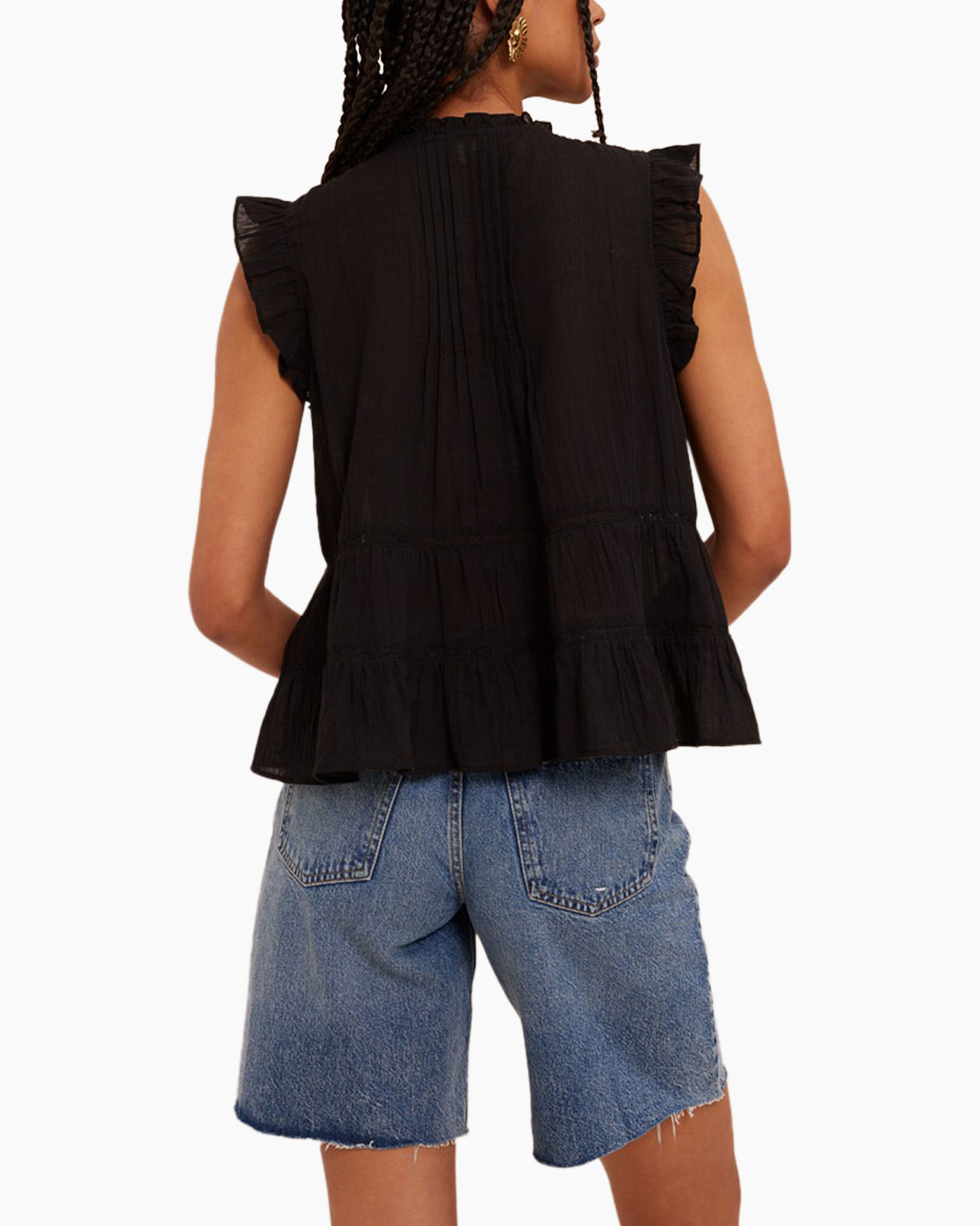 zwarte top, knopenrij, ruffle mouwen, getuide zoom, denim shorts