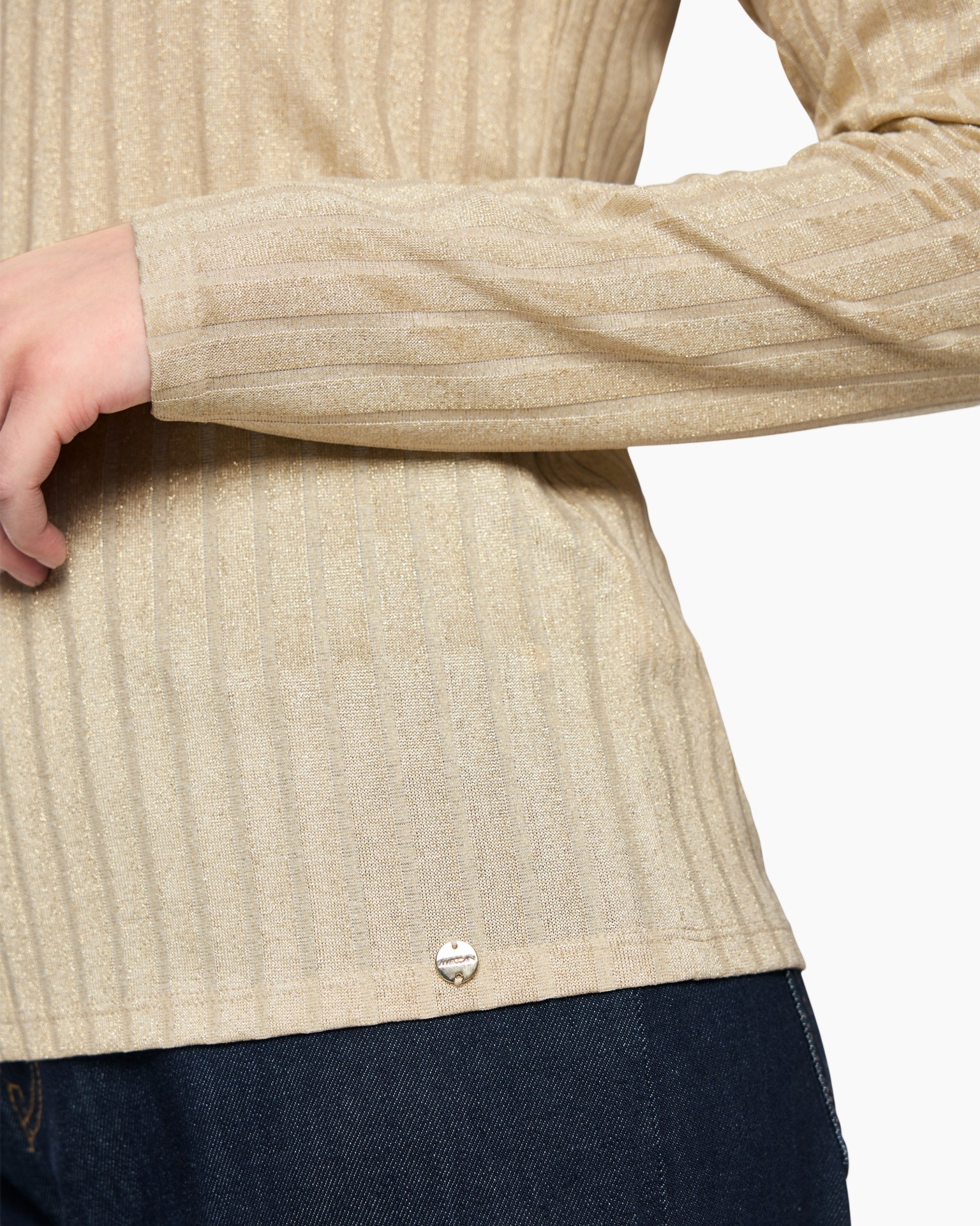 beige bovenstuk, ribgebreide stof, lange mouw, metalen drukknop, casual breiwerk
