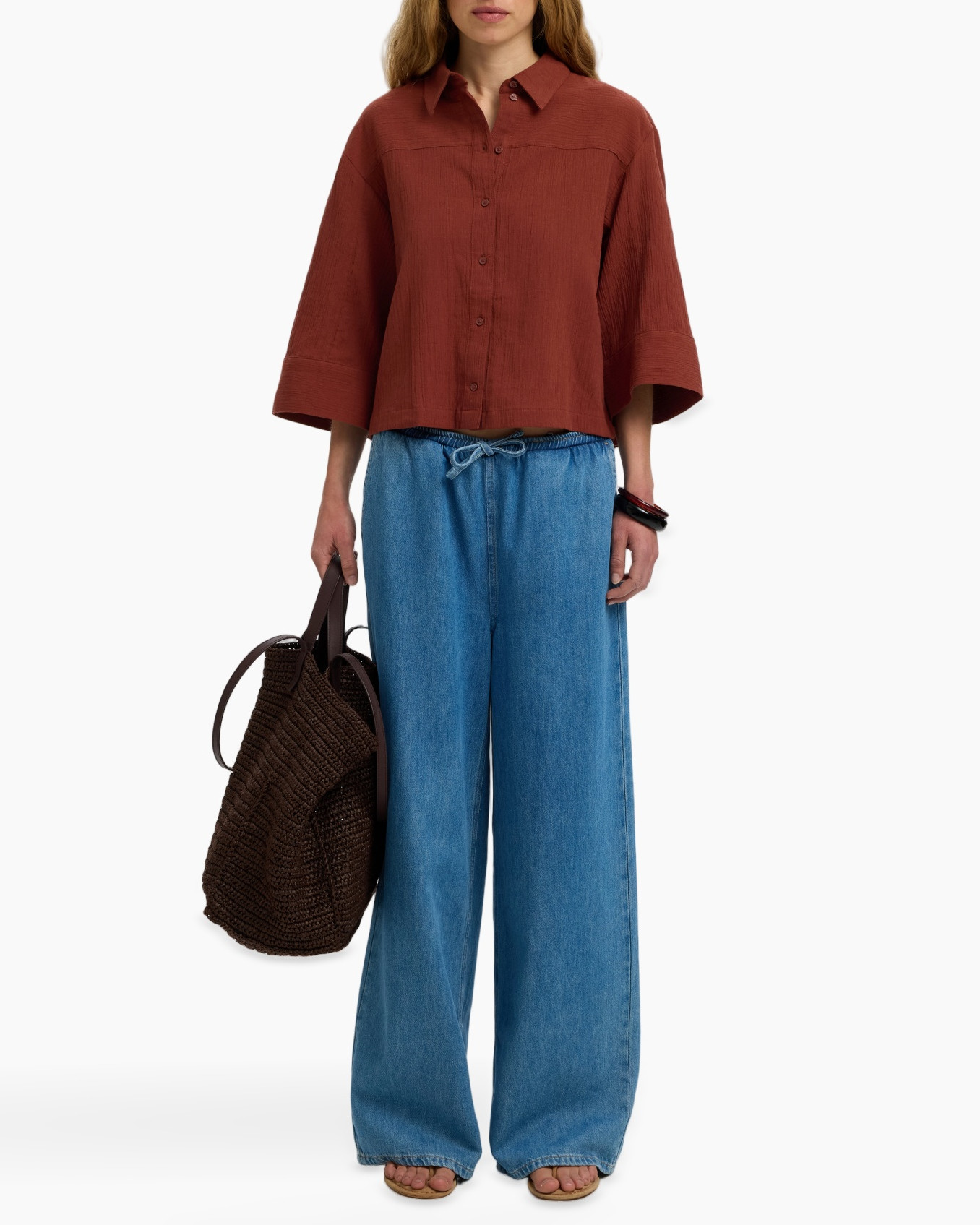 linnen blouse, rood/oranje top, knopen shirt, wijdte broek, stro tas