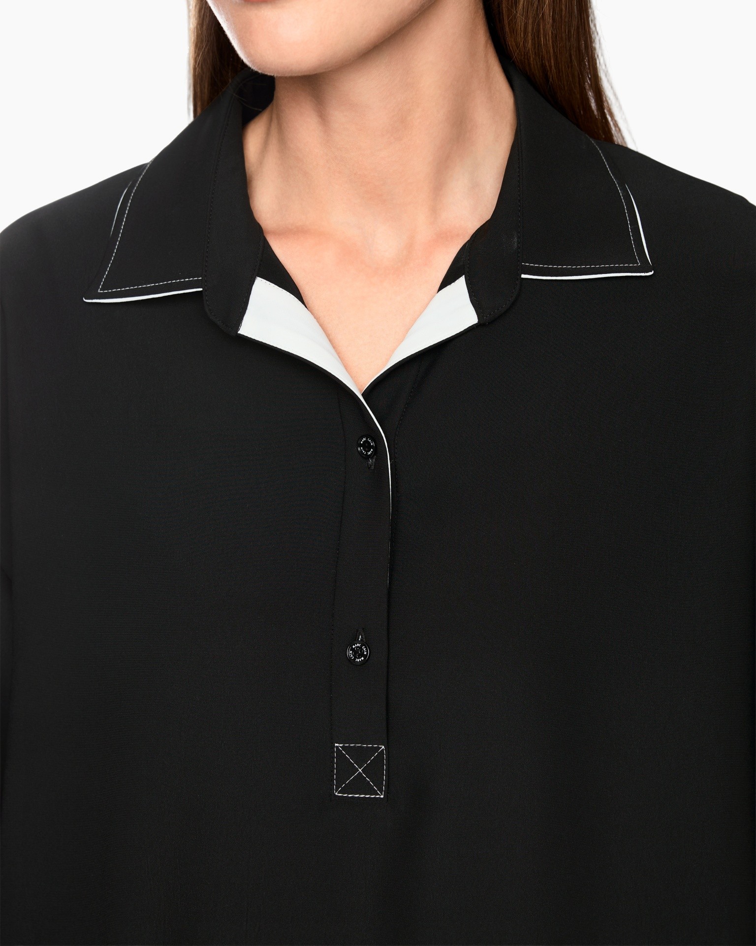 kraag, zwarte blouse, knopsluiting, contrast piping, polo-stijl
