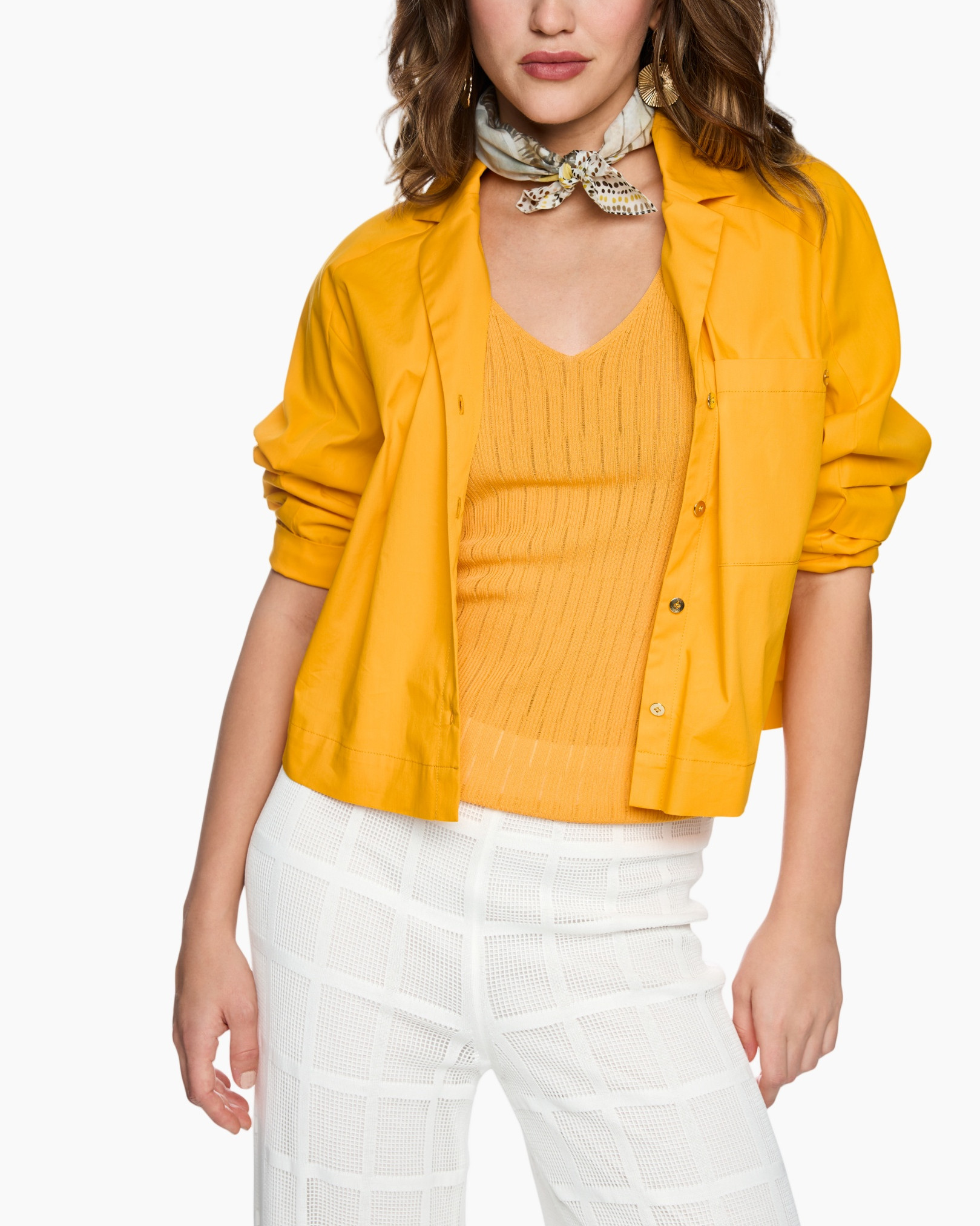 geel jack, vest, sjaal, witte ruitbroek, v-hals top