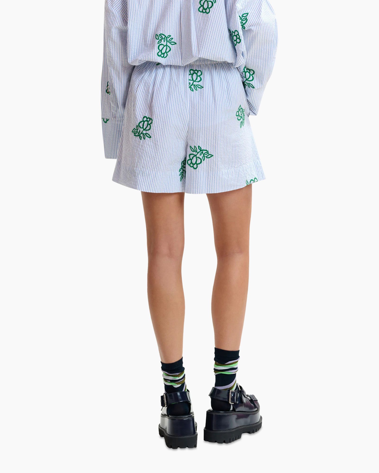 Kleding, Korte broek, Schoeisel, Schoen, Persoon