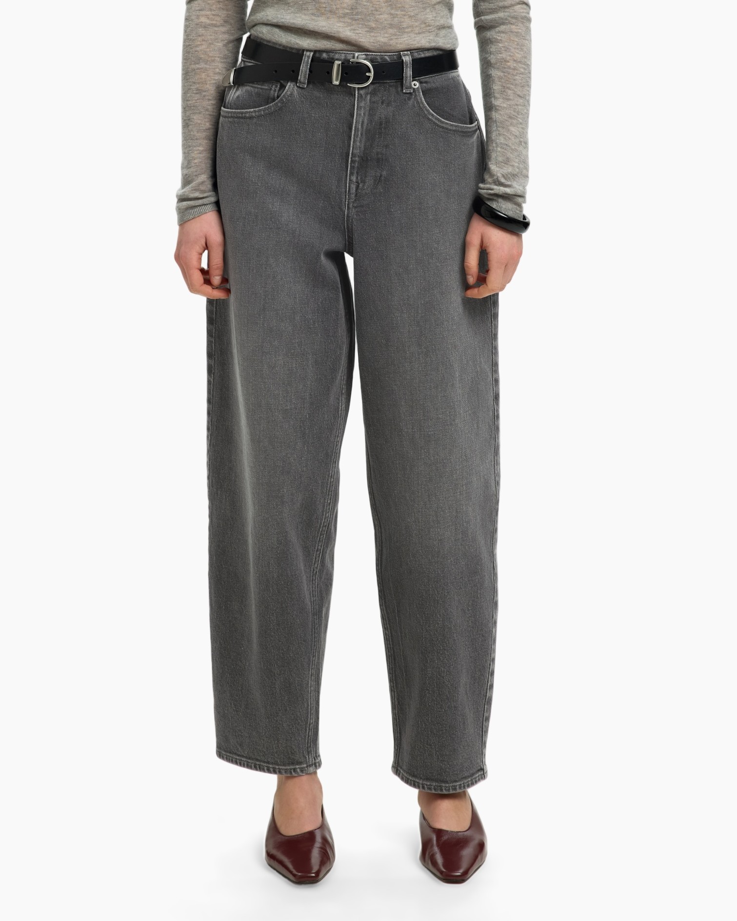 broek, wijd uitlopend, grijs, middelhoog, riem