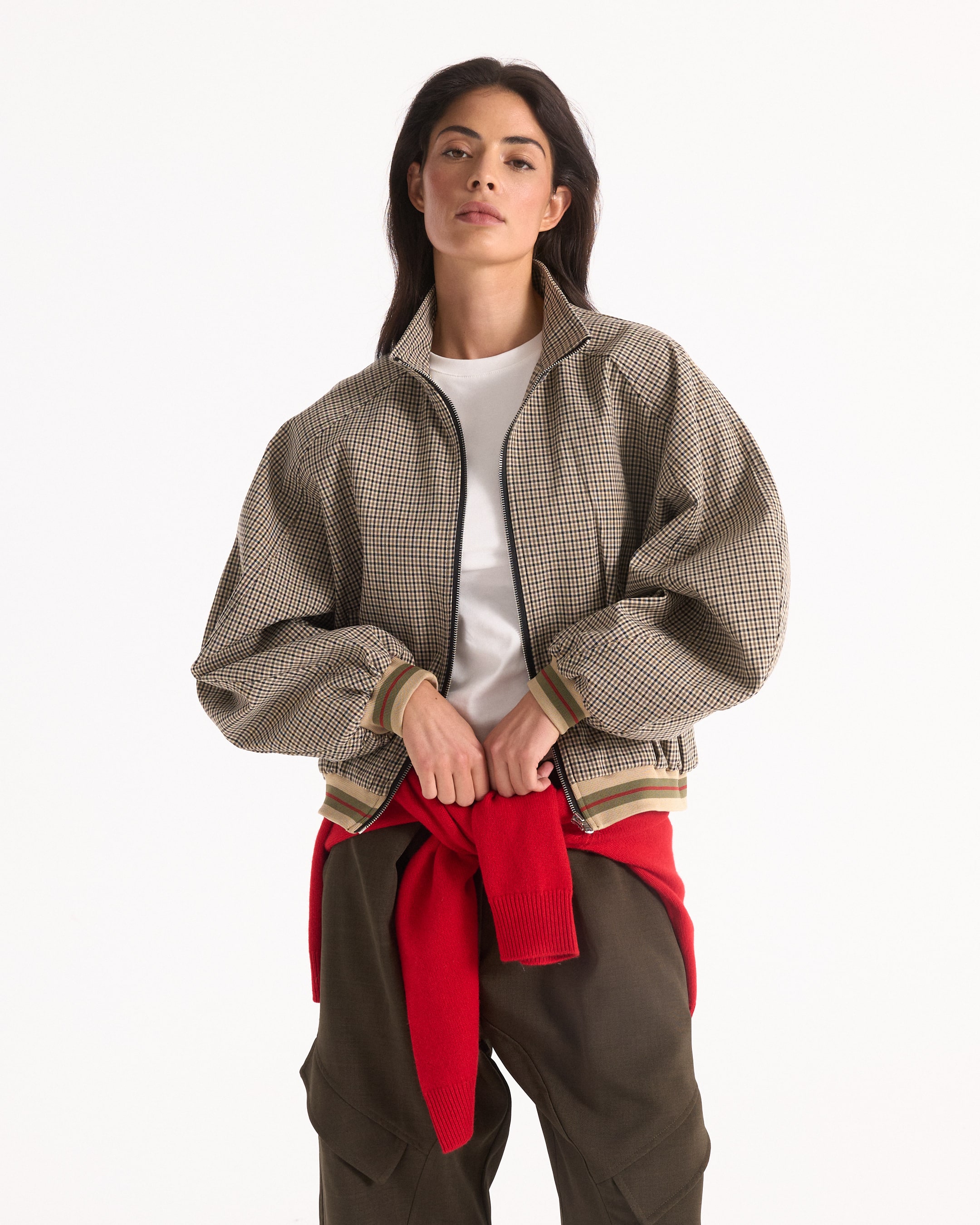 bomberjack, hondstooth, ritsjacket, witte tshirt, cargo broek