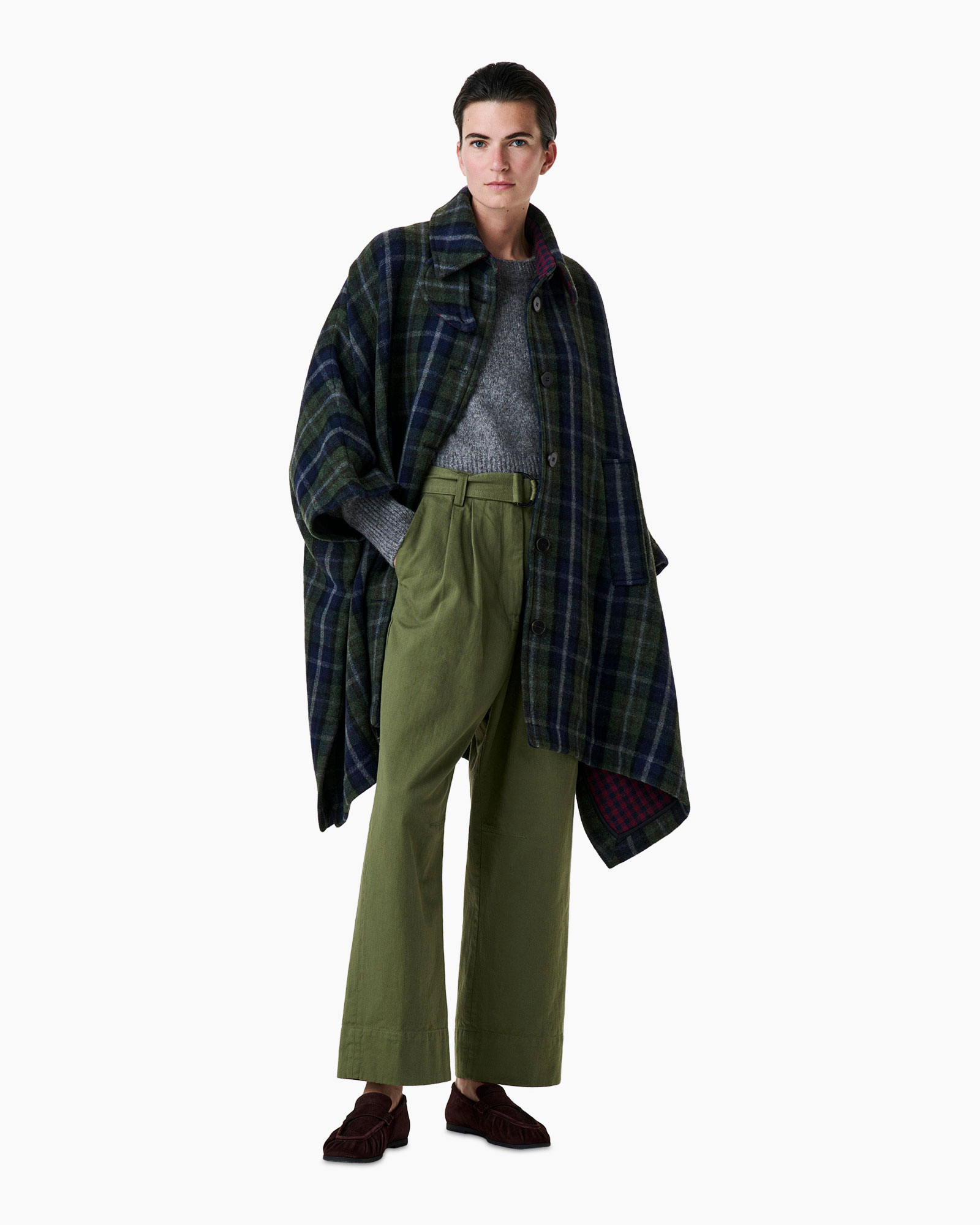 luie plaid cape, broek groen, grijs trui, loafers, plaid deken sjaal