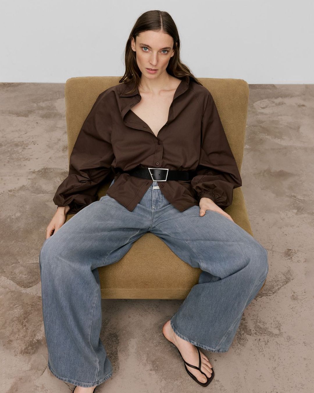 top, bruin, lange mouw, riem, wijdere broek