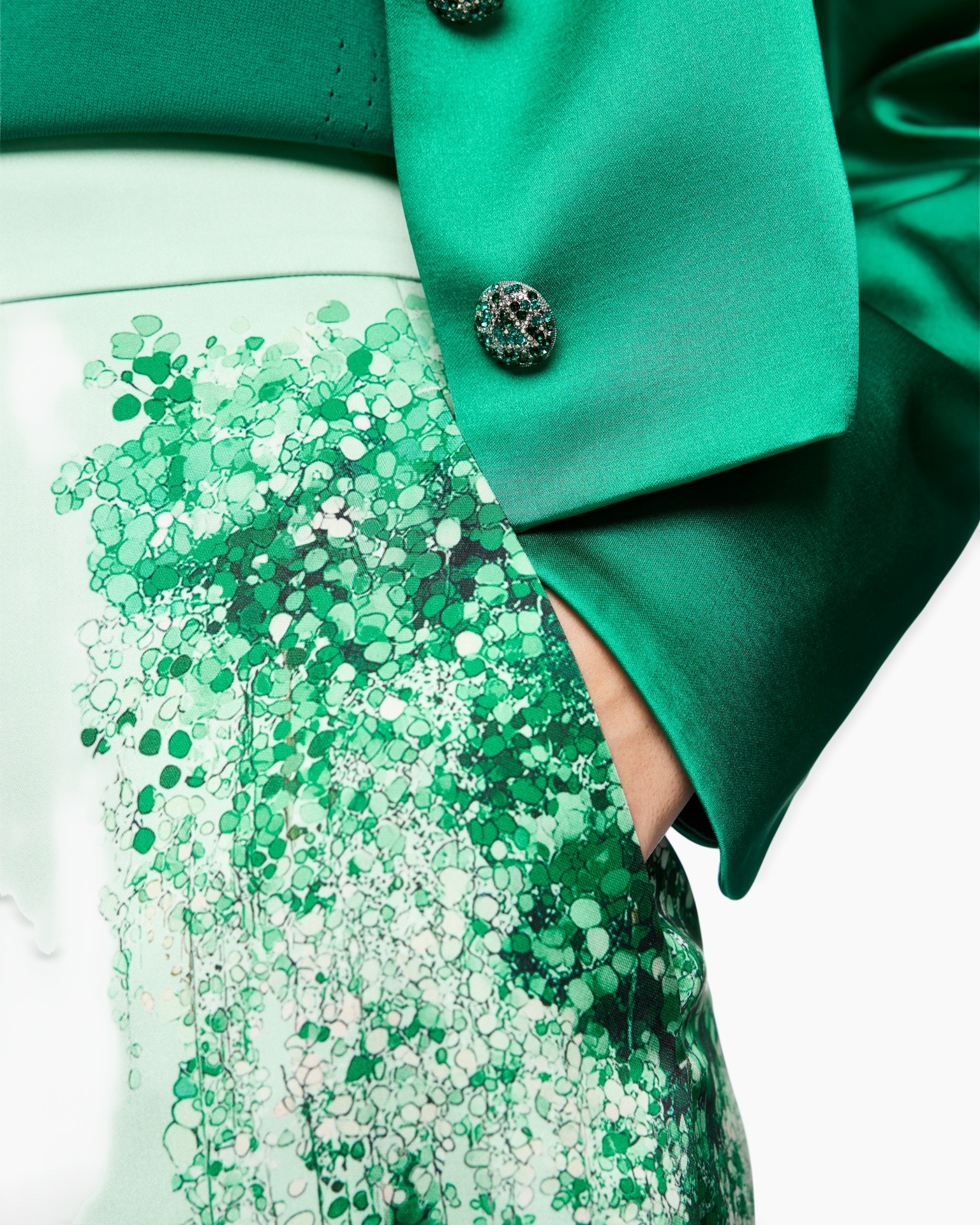 groen, groene blazer, decoratieve knopen, patroonstof, strakke mouw