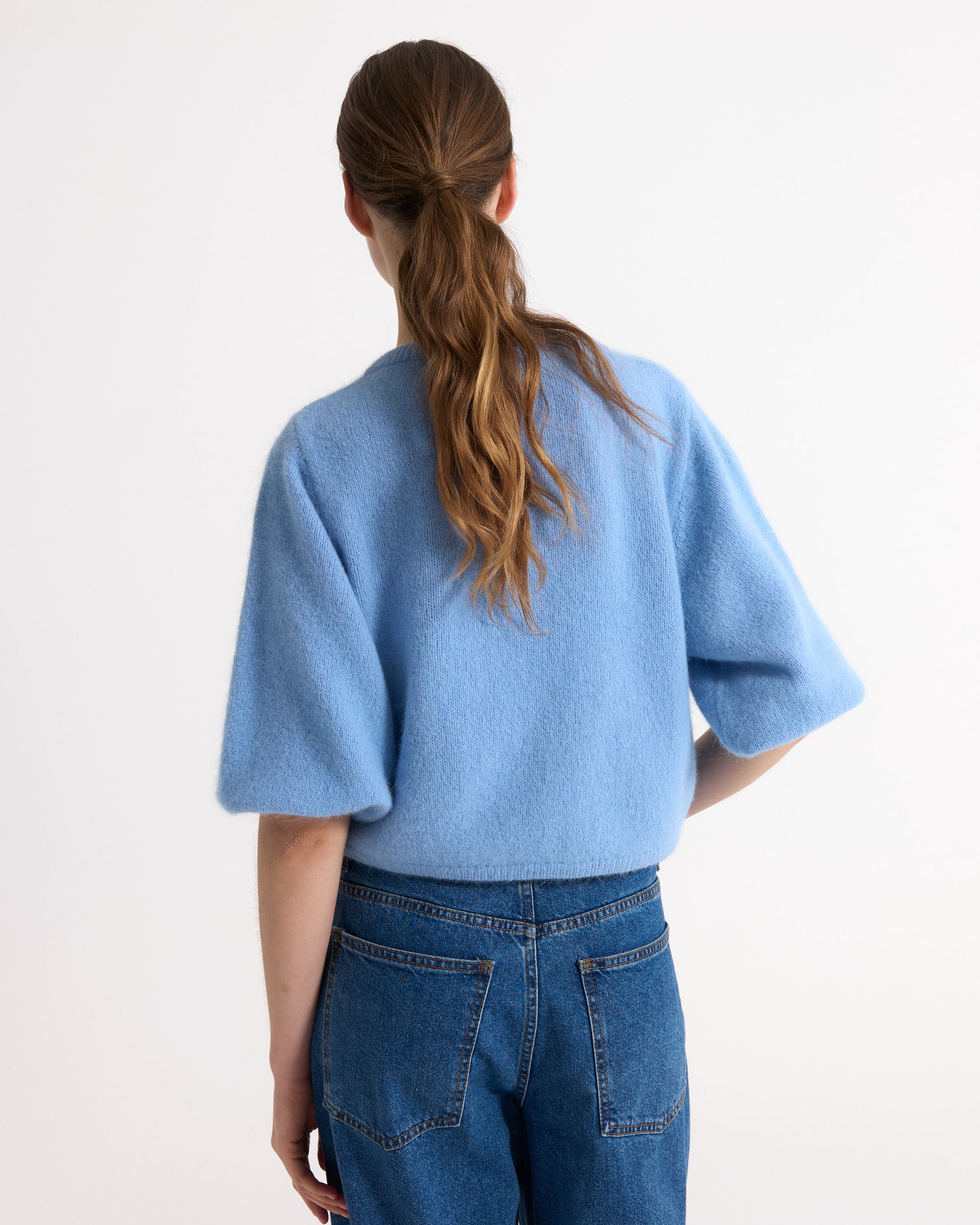 blauwe trui, zachte gebreide stof, korte mouw, losse pasvorm, achterkant