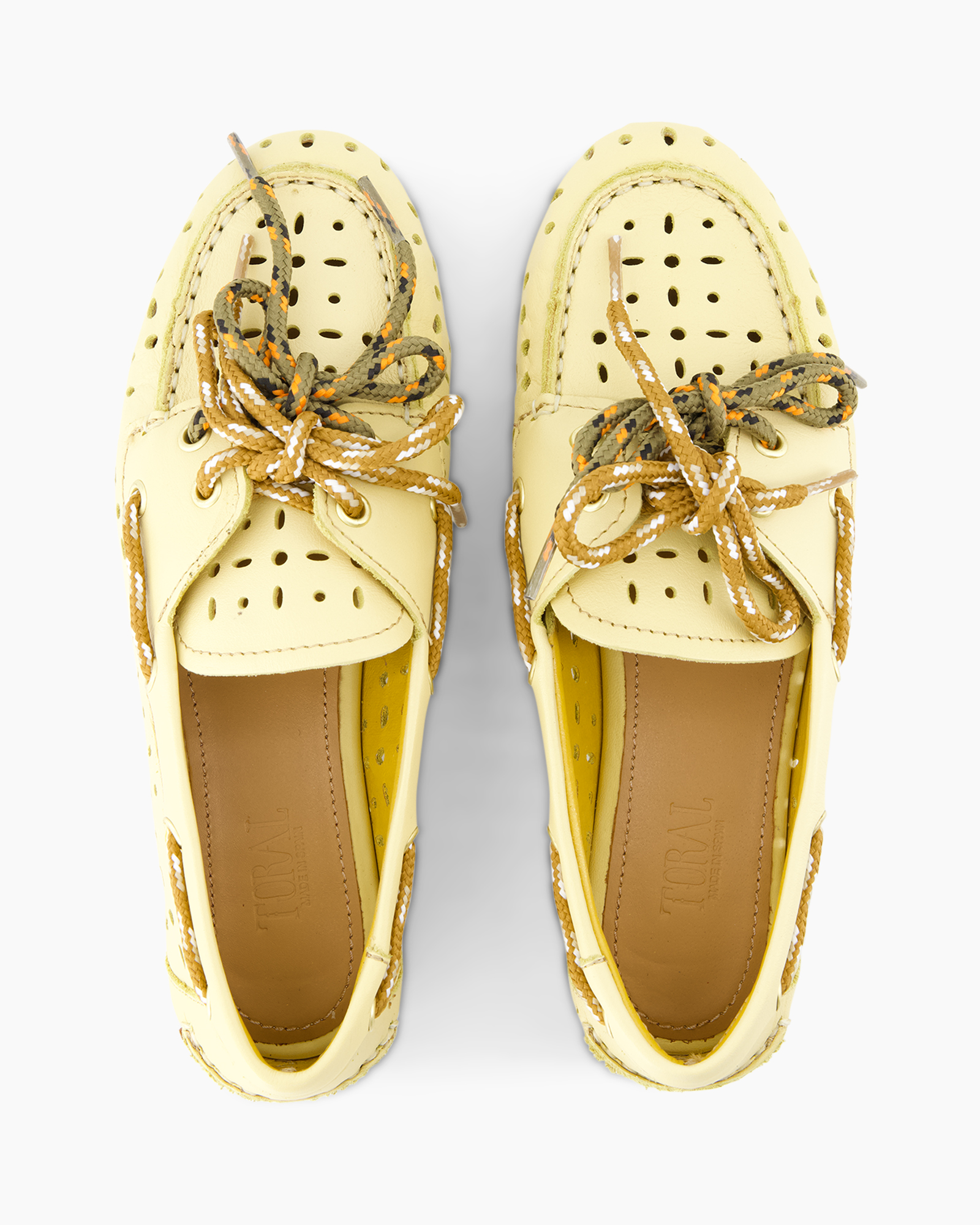 schoenen, loafers, perforaties, veters, geel