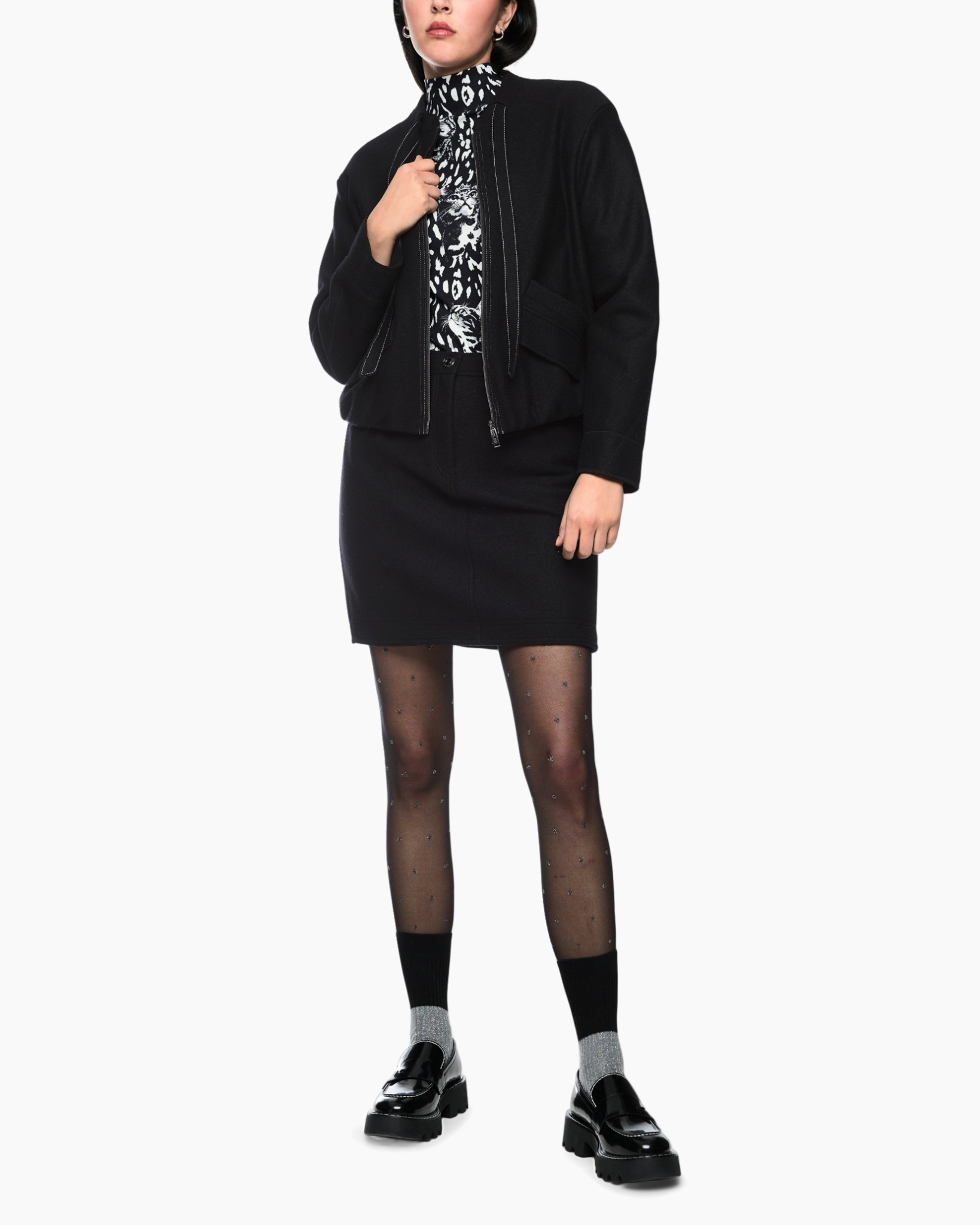 zwarte jas, rolkraag blouse, zwarte rok, doorschijnende panty, schoenen met loafers