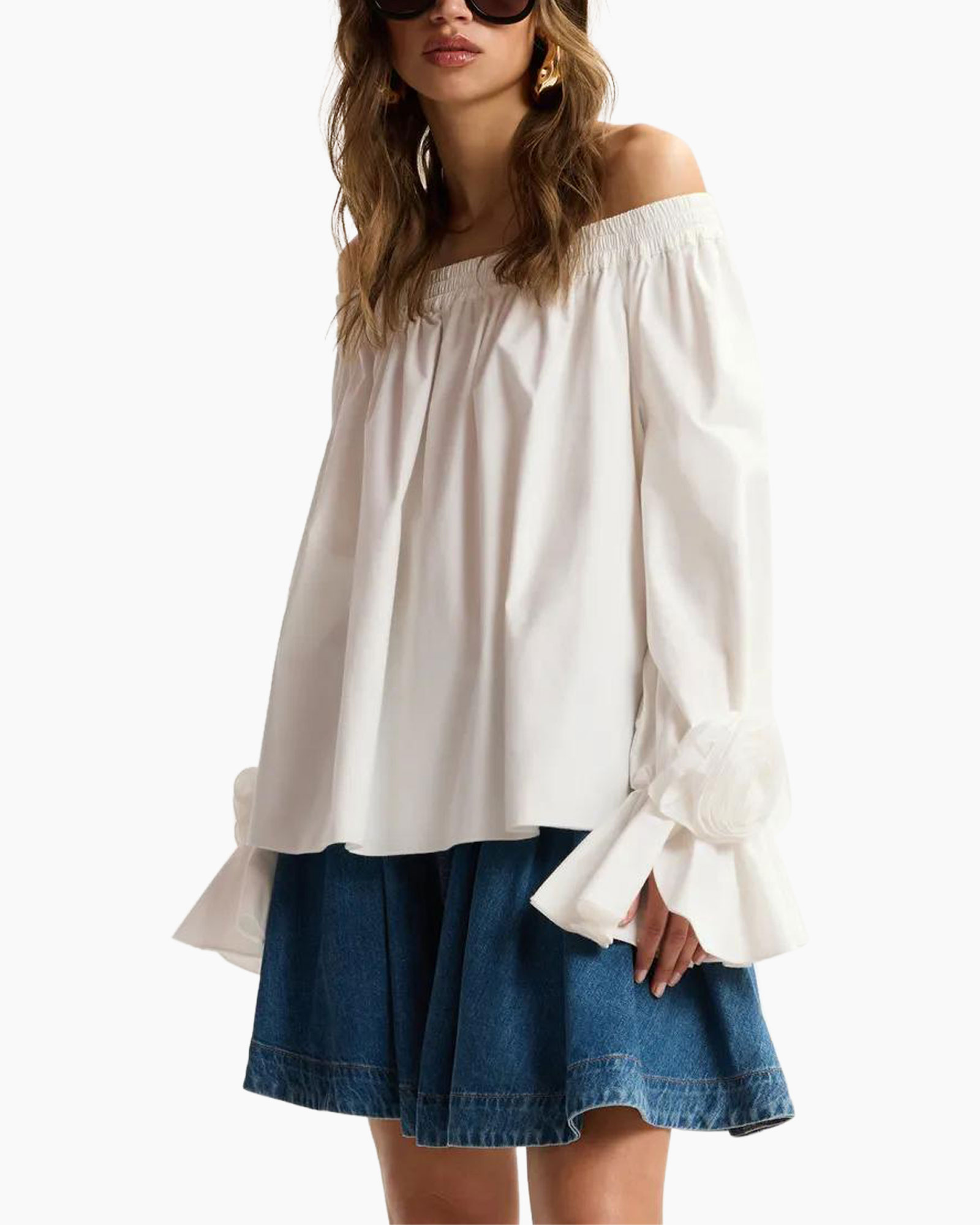 off-shoulder, blouse, lentesleeve, wit, denim-rok
