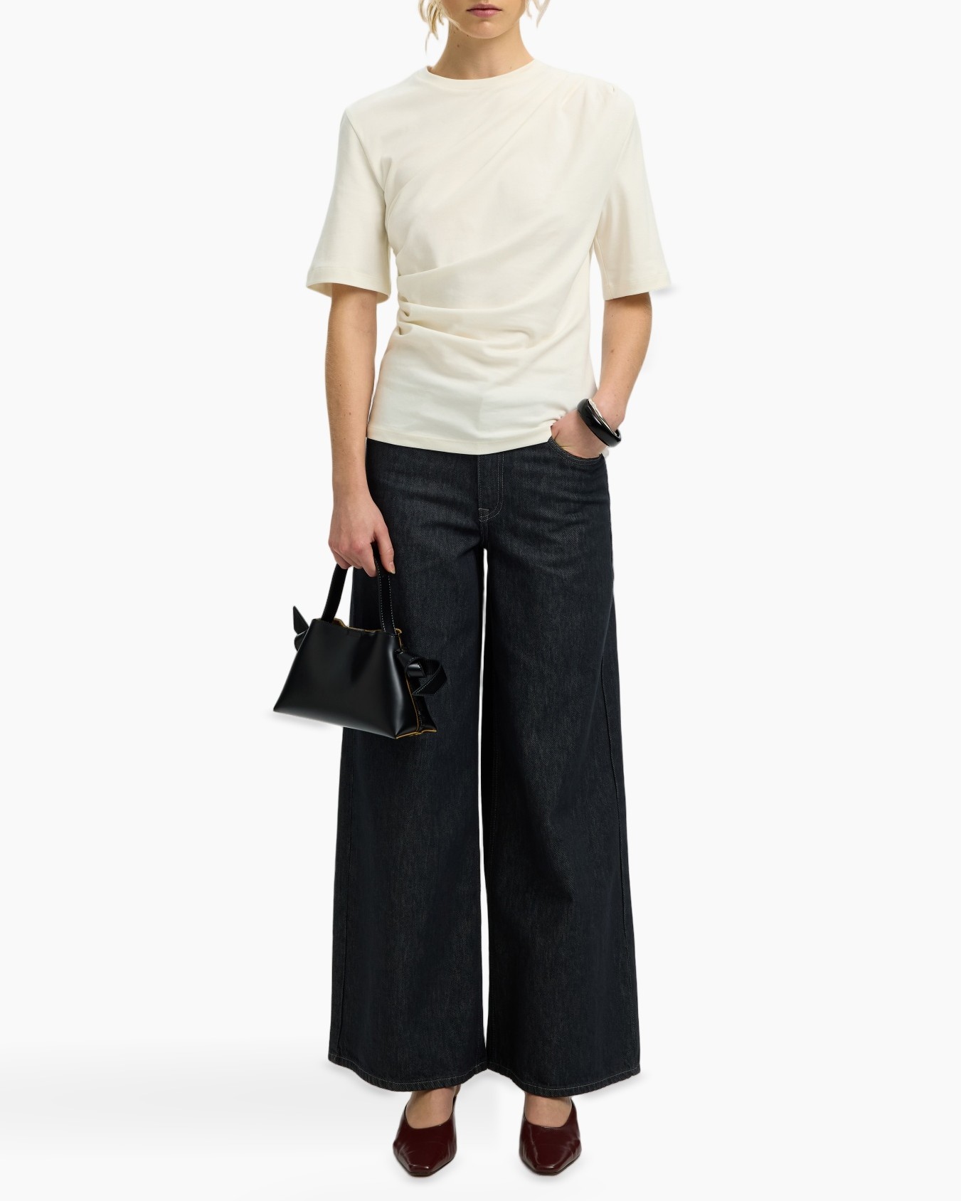 top, korte mouwen, wit, crepe, wijd uitlopende broek, donker denim, handtas, loafers