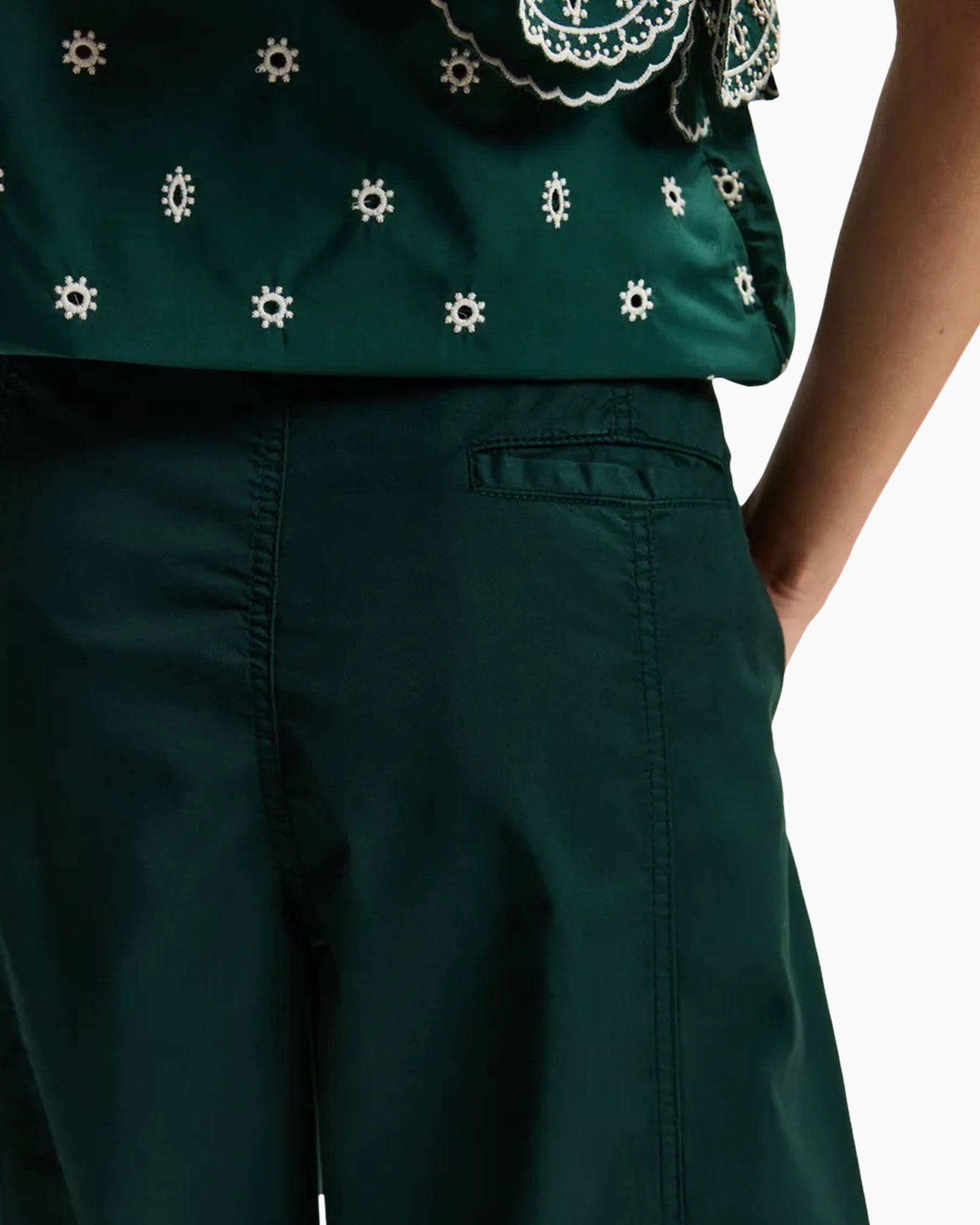 groene broek, achterzak, twill stof, smalle tailleband, gestikte naad