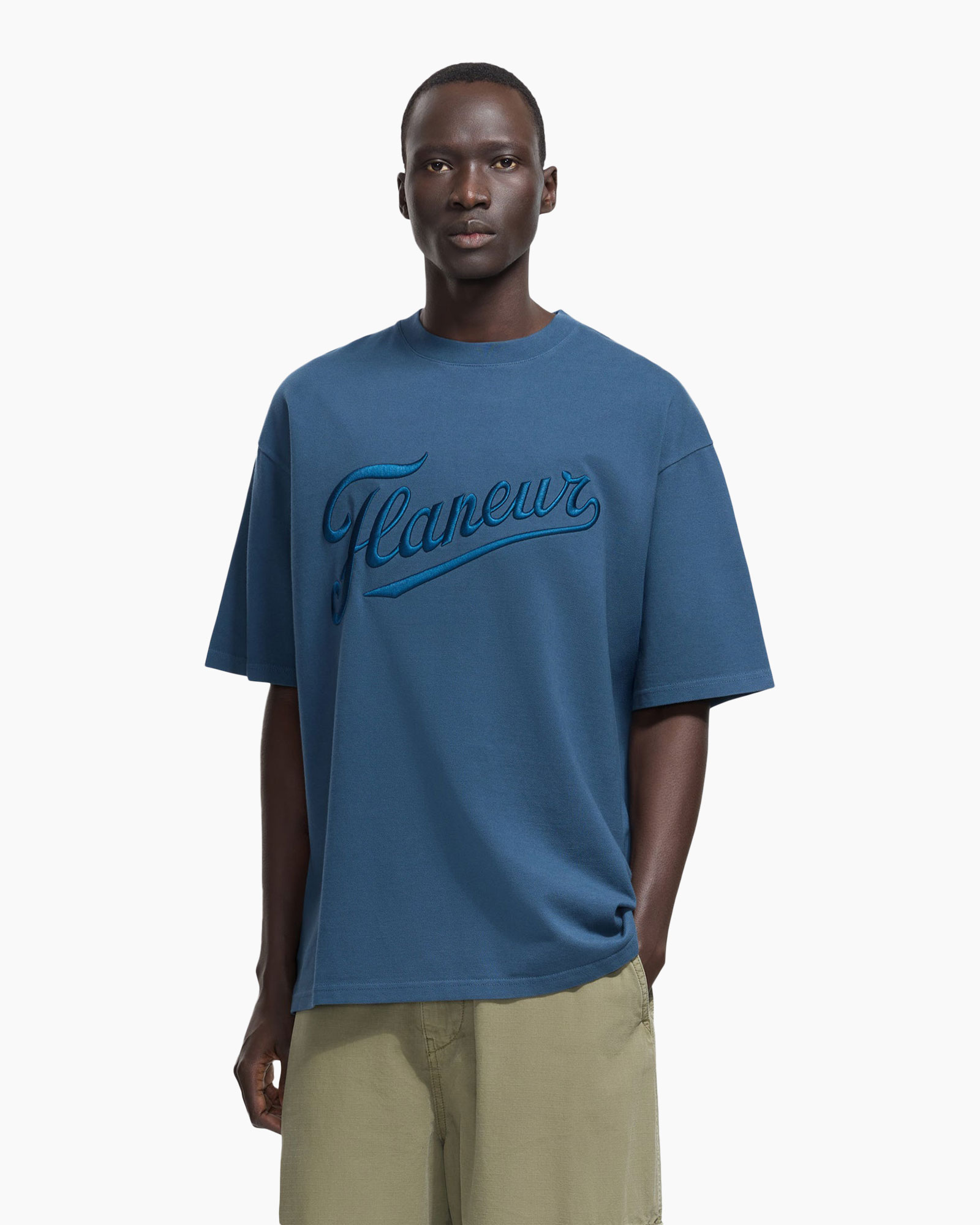 t-shirt, kraagloze ronde hals, korte mouwen, blauw, logo in script
