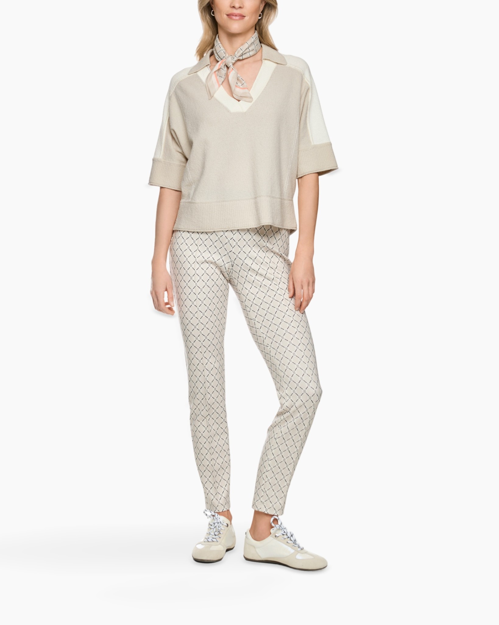 beige sweater, V-hals, korte mouwen, geruite broek, sjaal accessoire