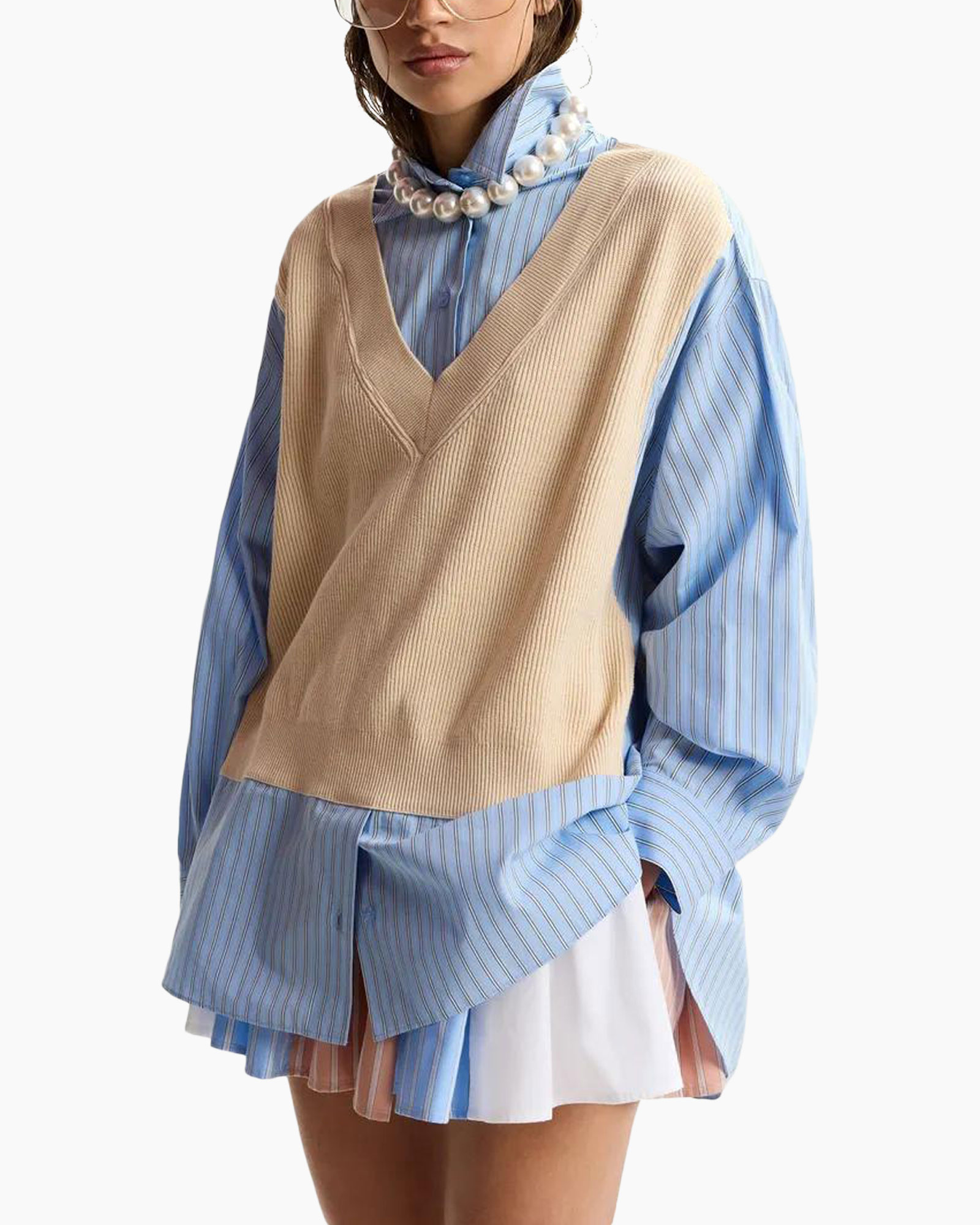 hemd met strepen, beige vest, gelaagde outfit, parelketting, oversized vest