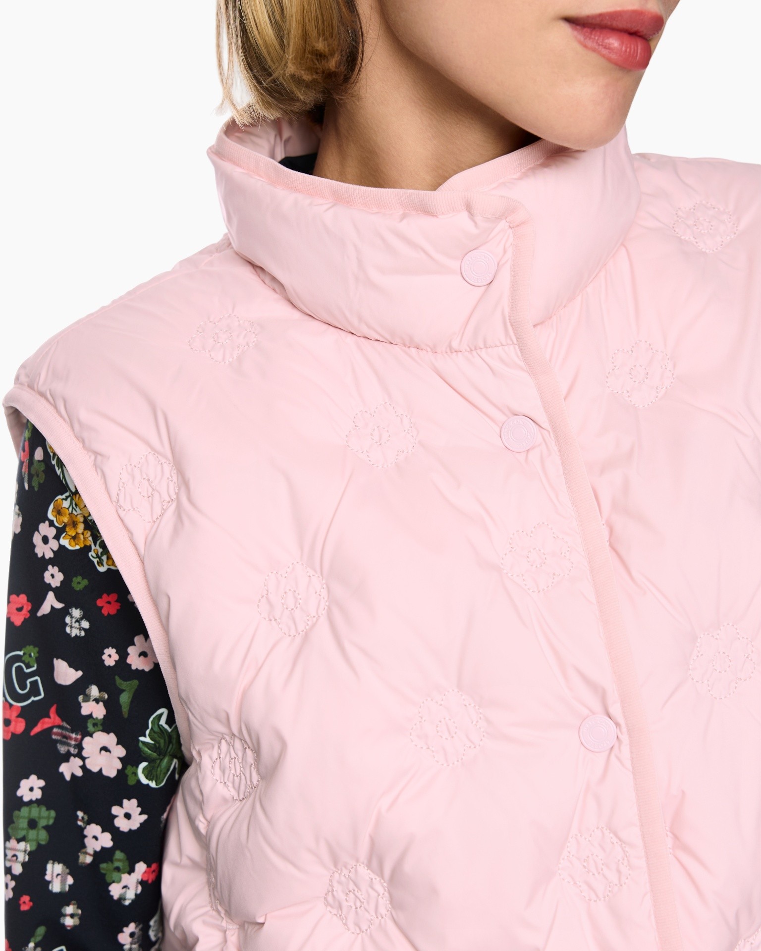 Puffer vest, roze, quilting, mouwloos, korte kraag, dikke vest, roze, kraag, gequilt, bloemaccent