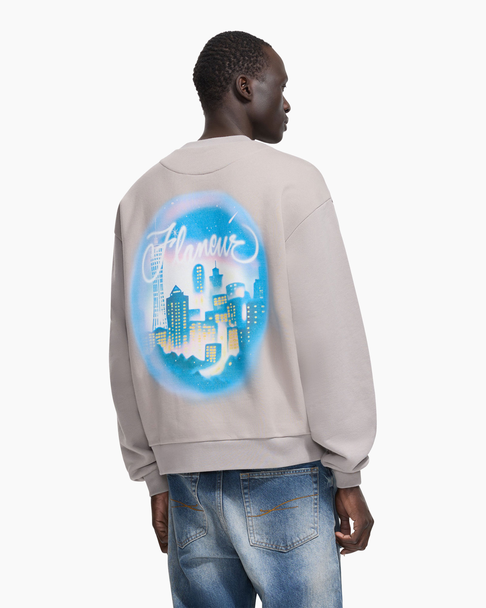 sweatshirt, achterkant grafische print, stadzicht, blauwe muurschildering, beige
