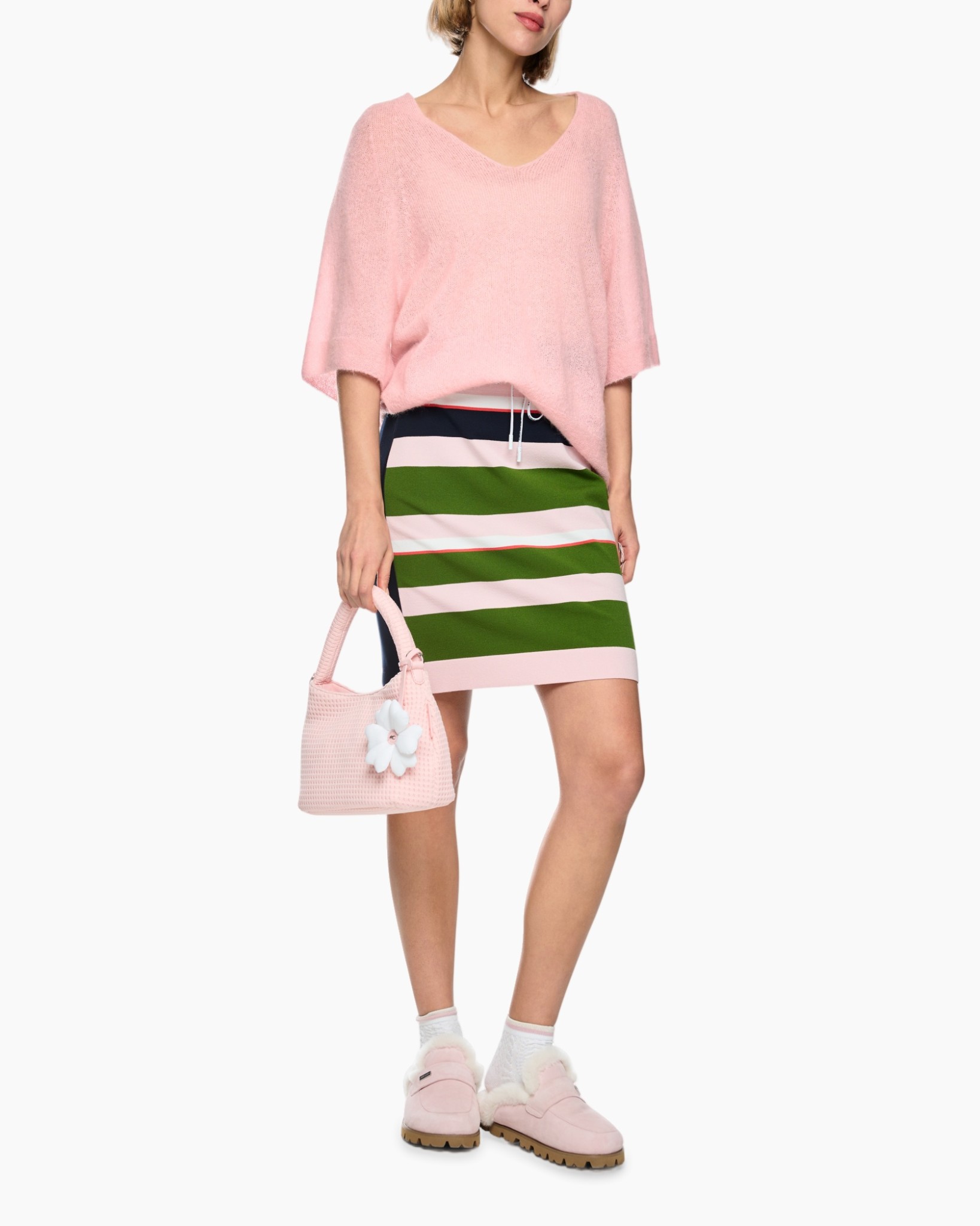 roze trui, losse brei, roze handtas, gestreepte rok, roze sneakers