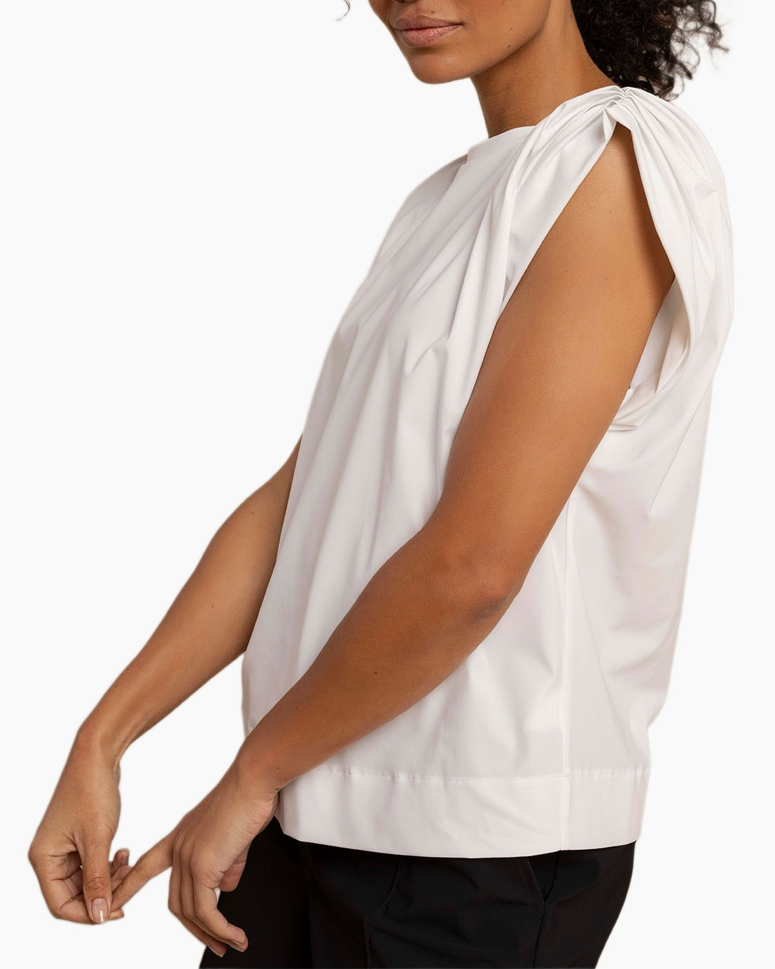 touw schouder, witte blouse, mouw detail, plooien, mouwloos top