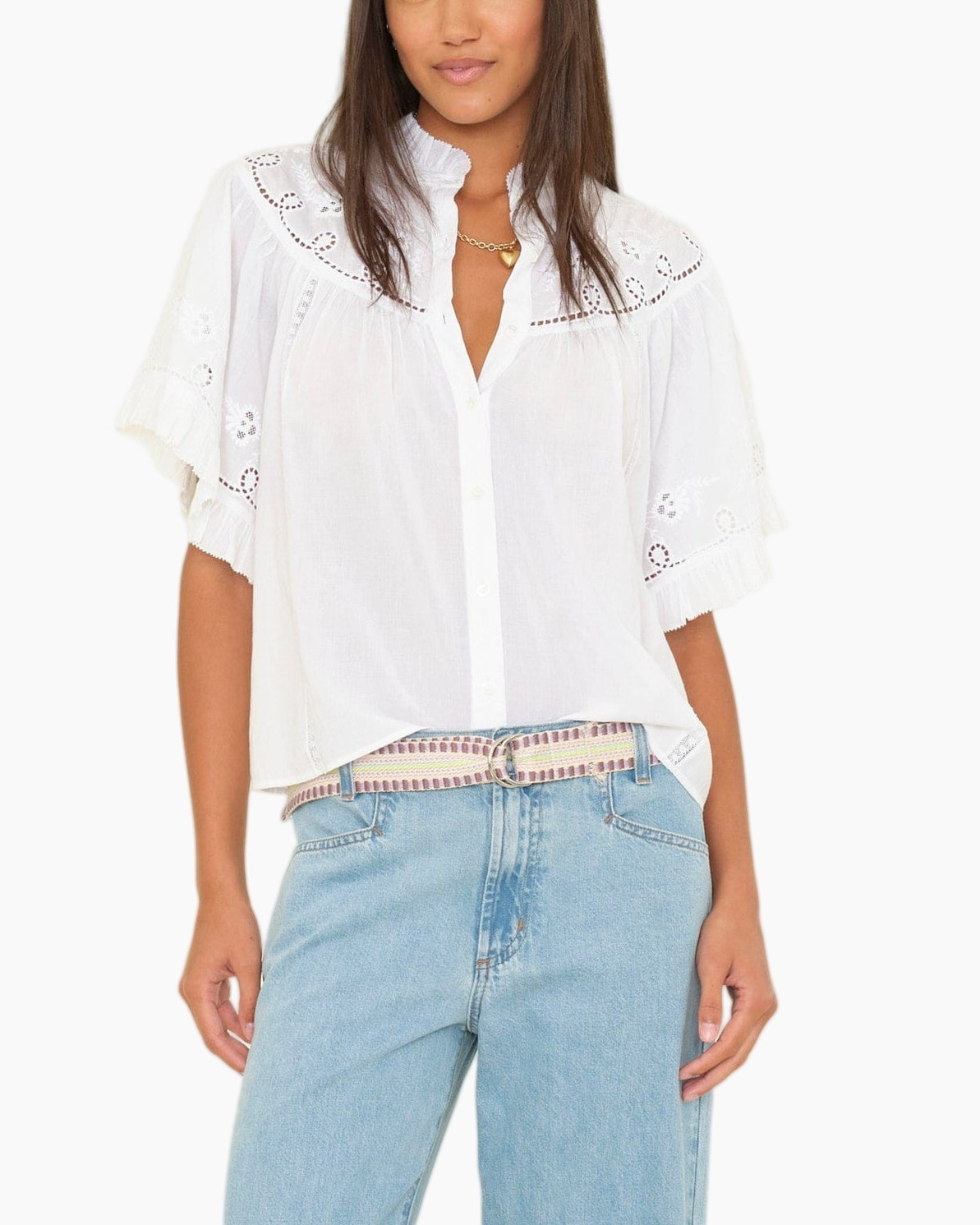 witte blouse, eyelet details, korte mouwen, knopen, kraag