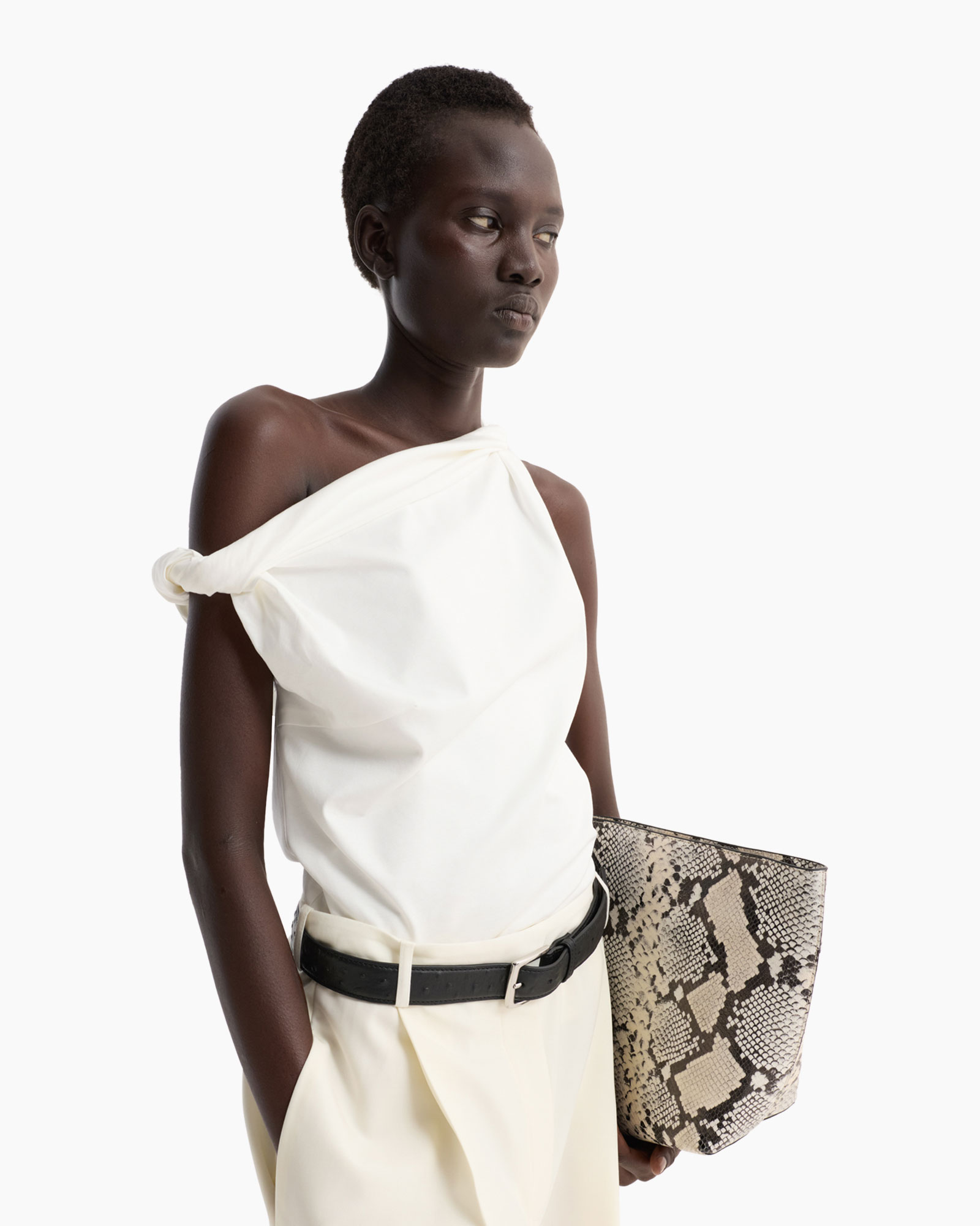 eenzijdig-schouder, witte-jurk, riem, clutch, slangenhuid patroon