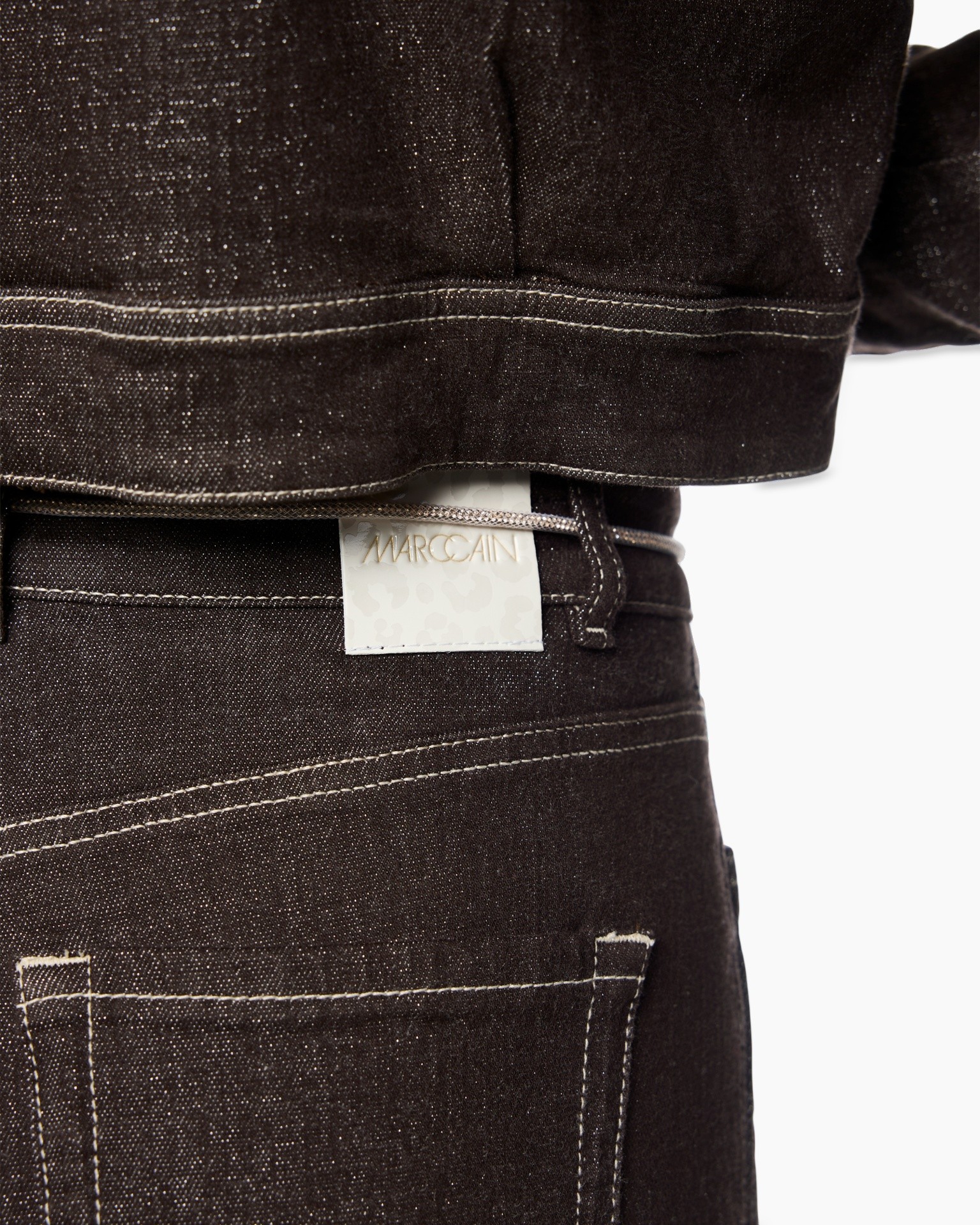 denim, broek, rugzak/???, riemlusstek, metaallabel