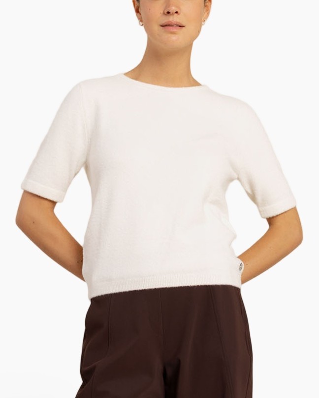 sweater knit, top wit, mouw kort, rond hals, casual, pull-over, zacht stof, damessweater, top