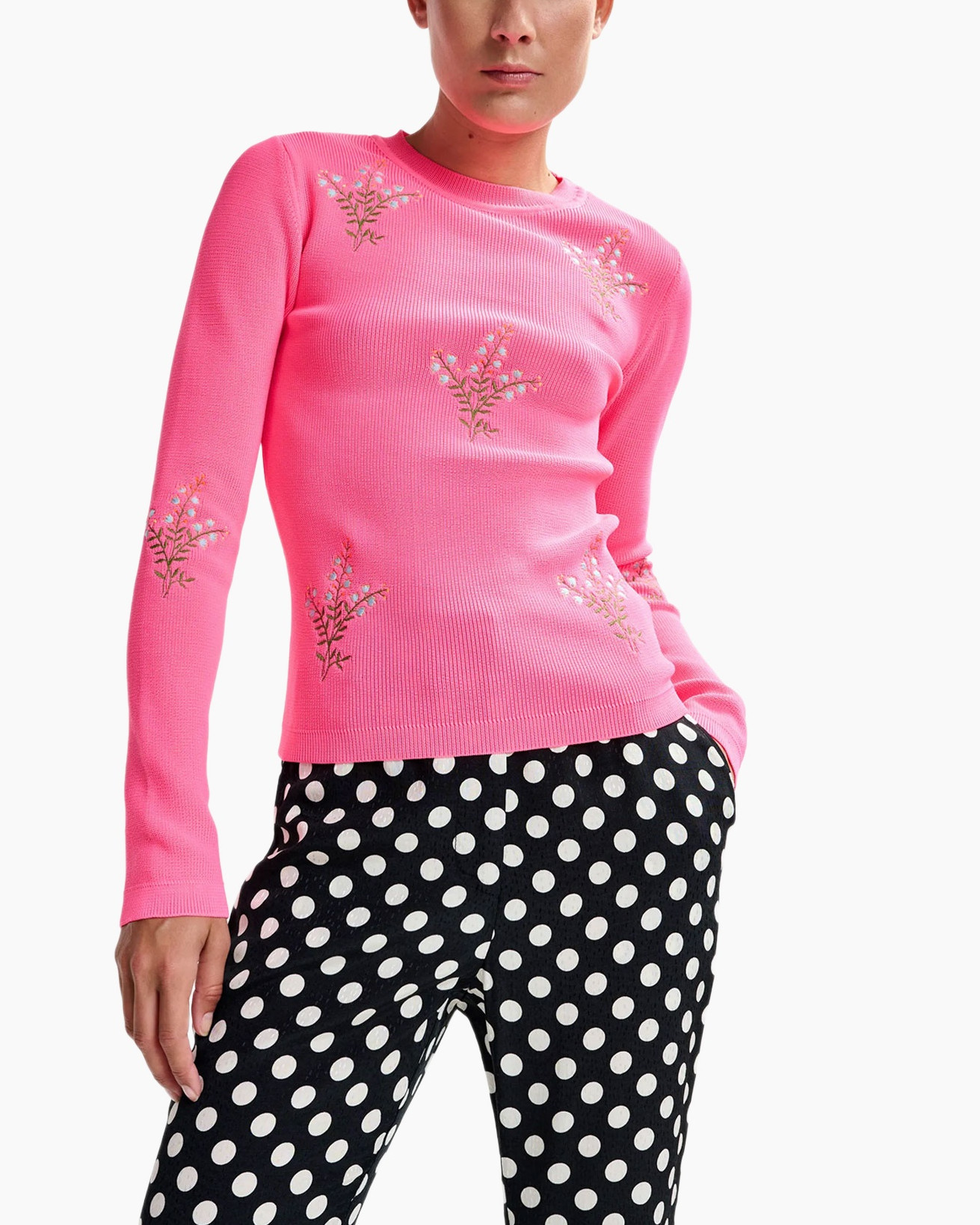 roze trui, geborduurde bloemen, lange mouwen, gebreide stof, vrouwen