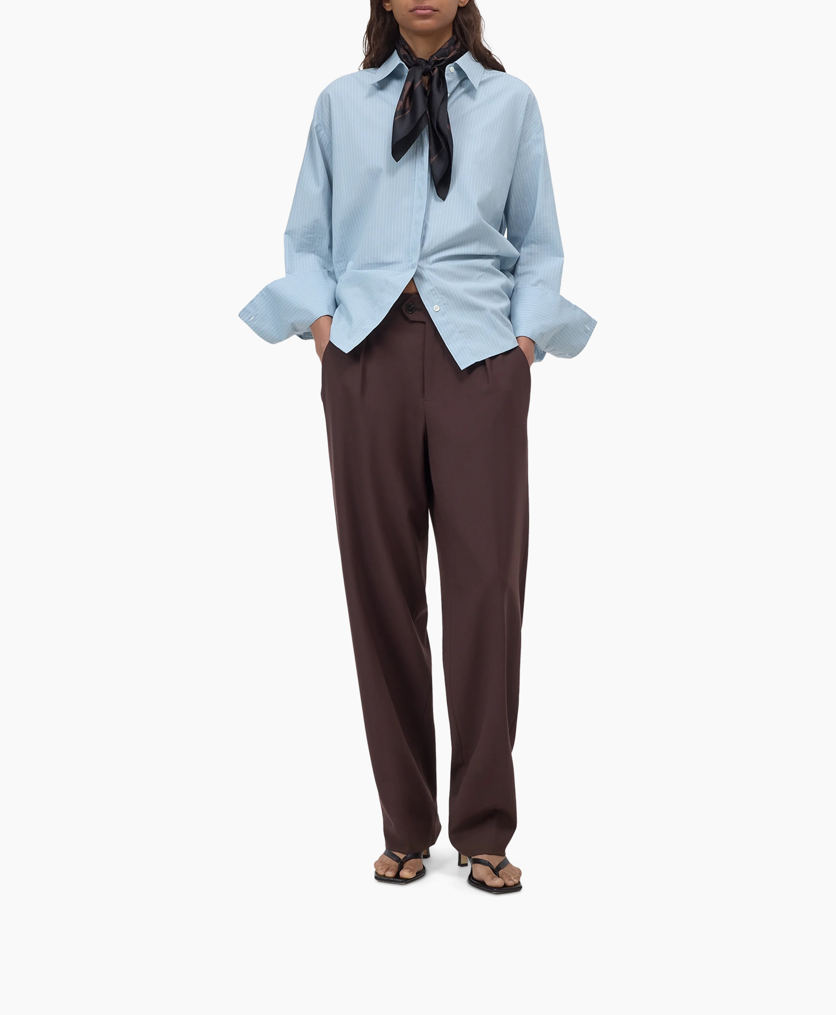blouse met knopen, blauw overhemd, sjaal, bruine broek, sandalen