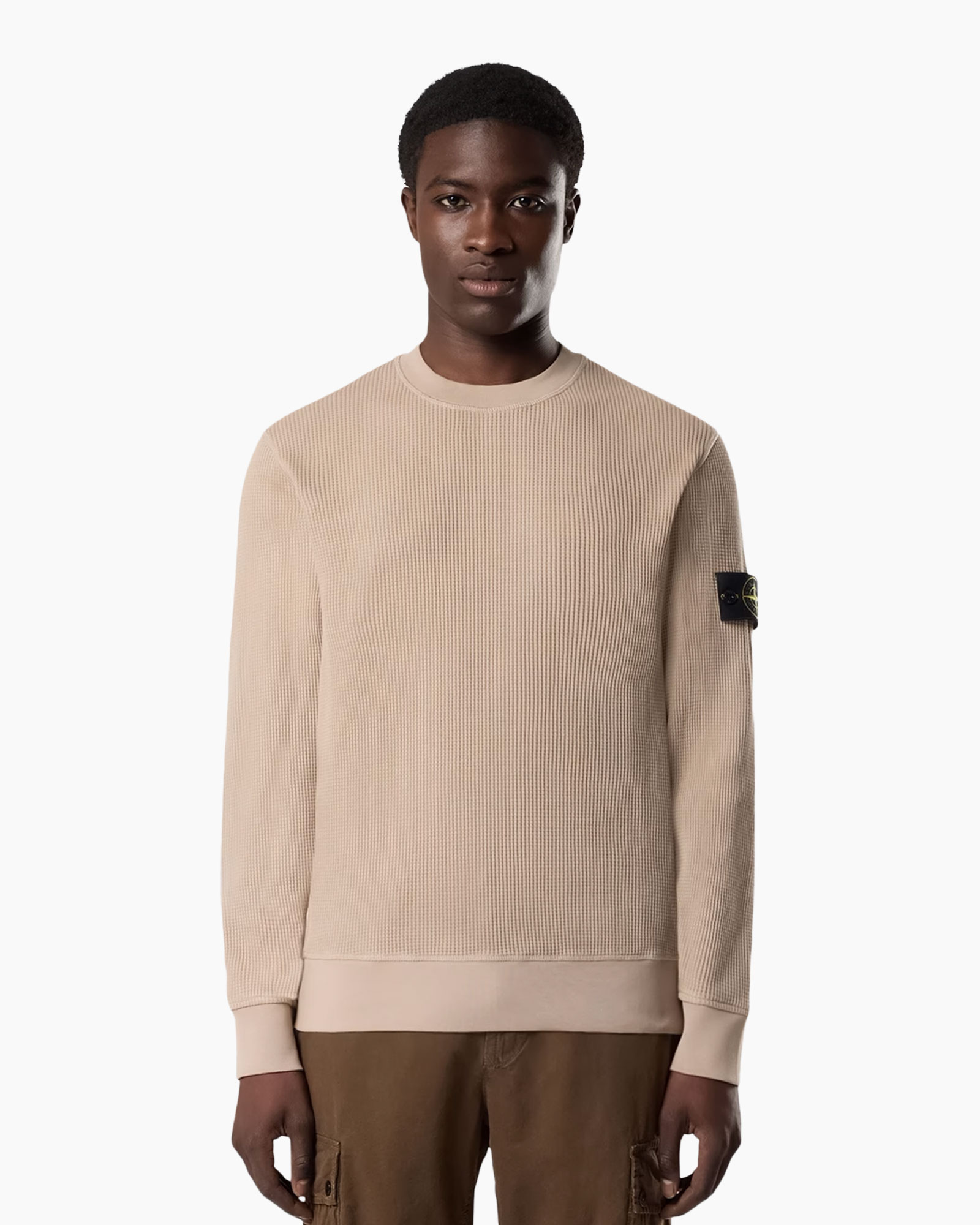 beige katoenen trui, kraagloze trui, lange mouwen, cargo shorts, patch op mouw