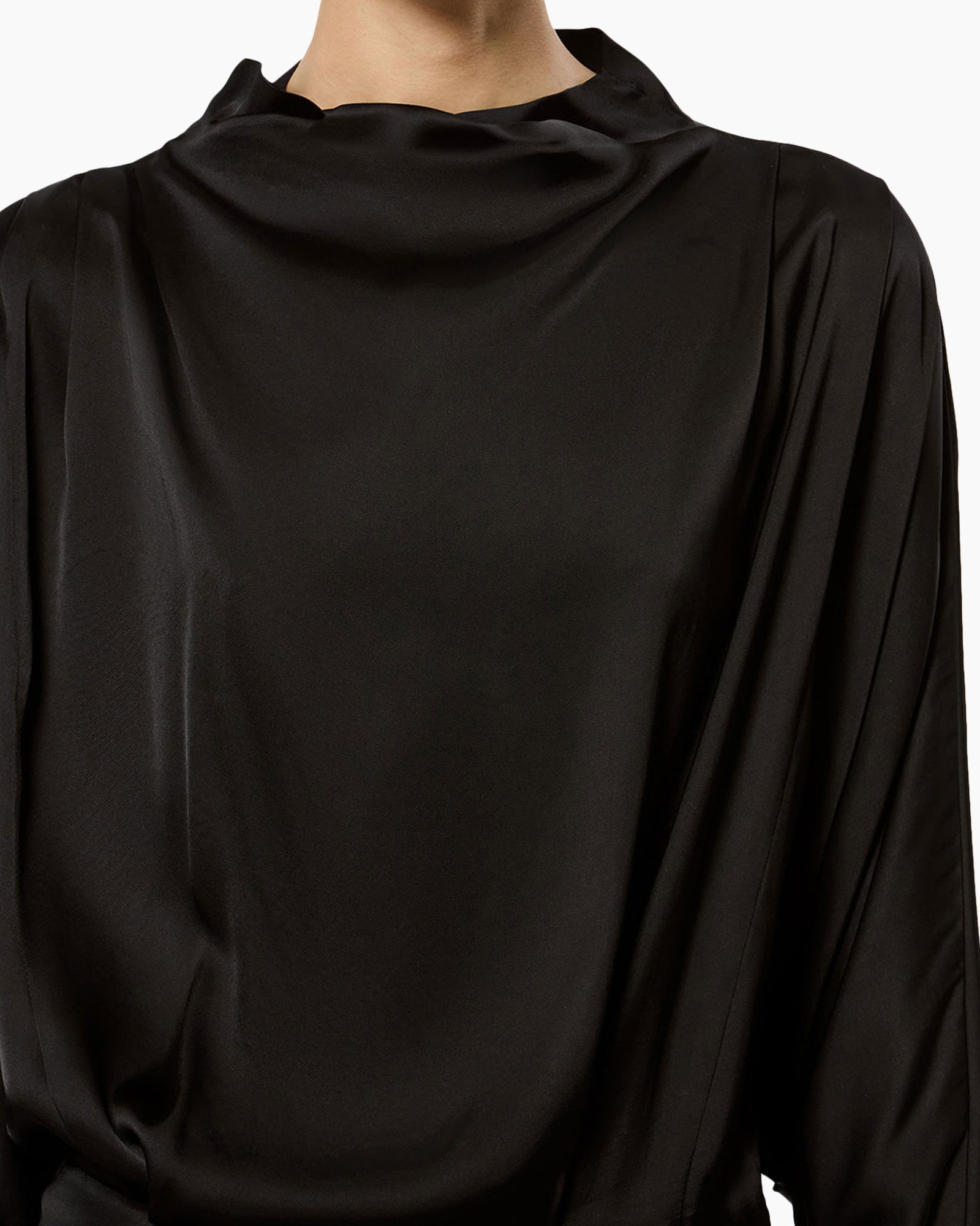 zwarte blouse, satijnachtig, rond hals, lange mouwen, effen
