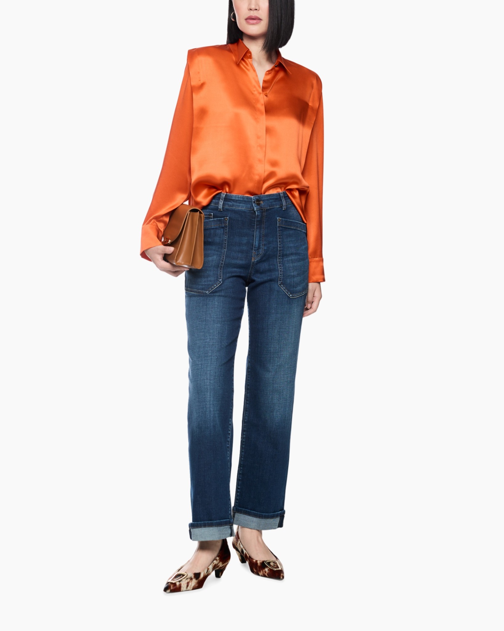 oranje satijn shirt, langeremouwen, knopdown, denim spijkerbroek, patent hakken