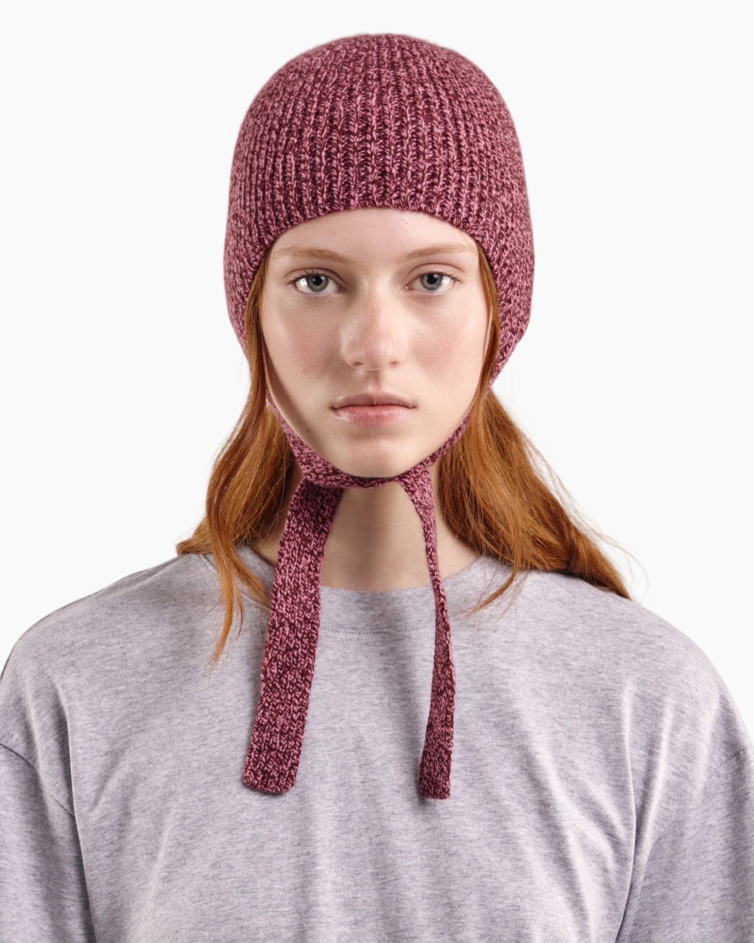 gebreide hoed, beanie, roze, oorflap, draadtruienknoop