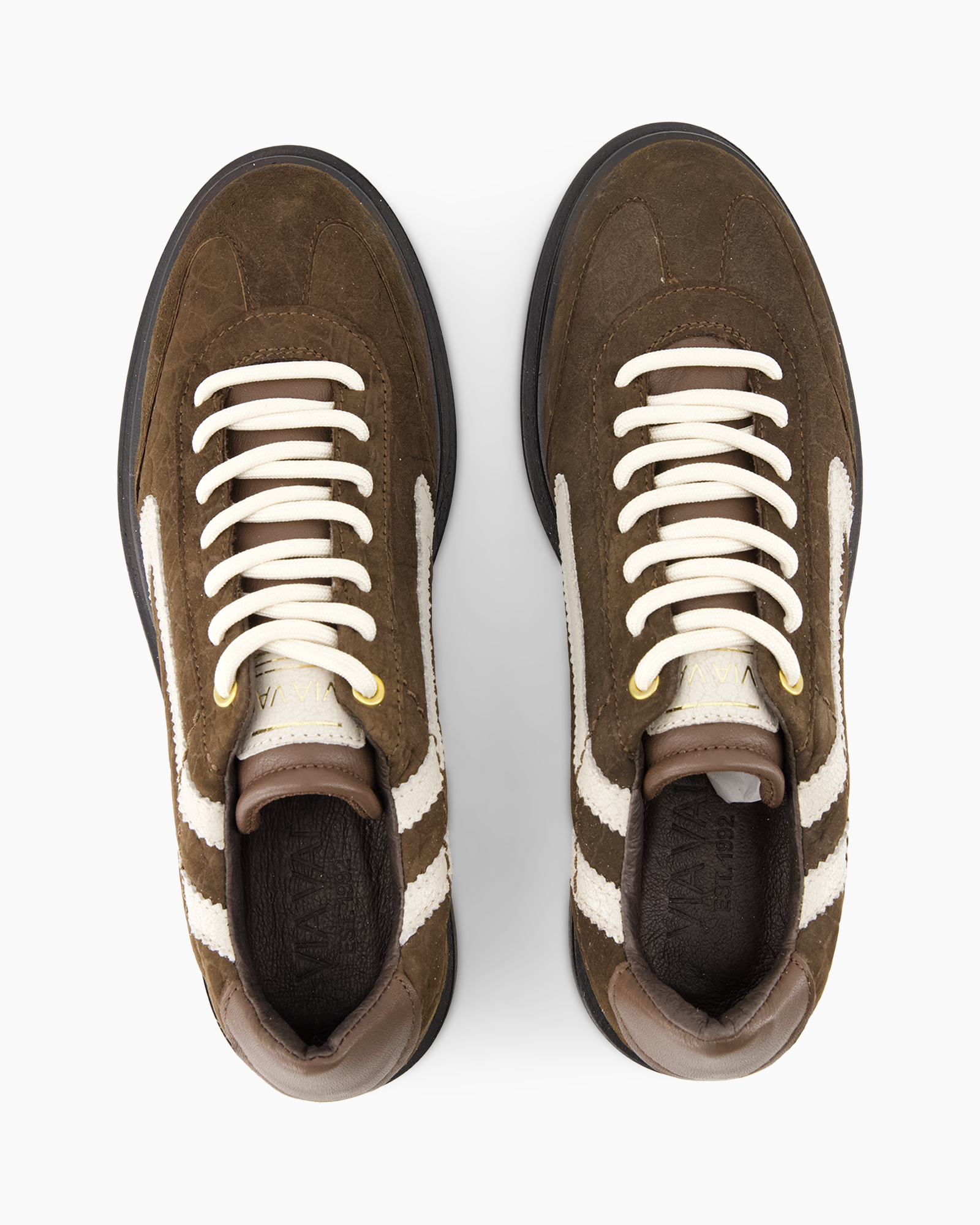 sneakers, bruin suède, witte veters, perforerende strepen, lowsneaker