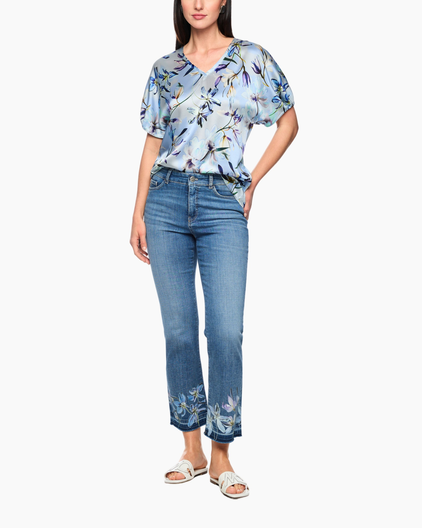 bloemenprint top, v-hals, korte mouwen, blauw bloemen patroon, spijkerbroek met embroidery