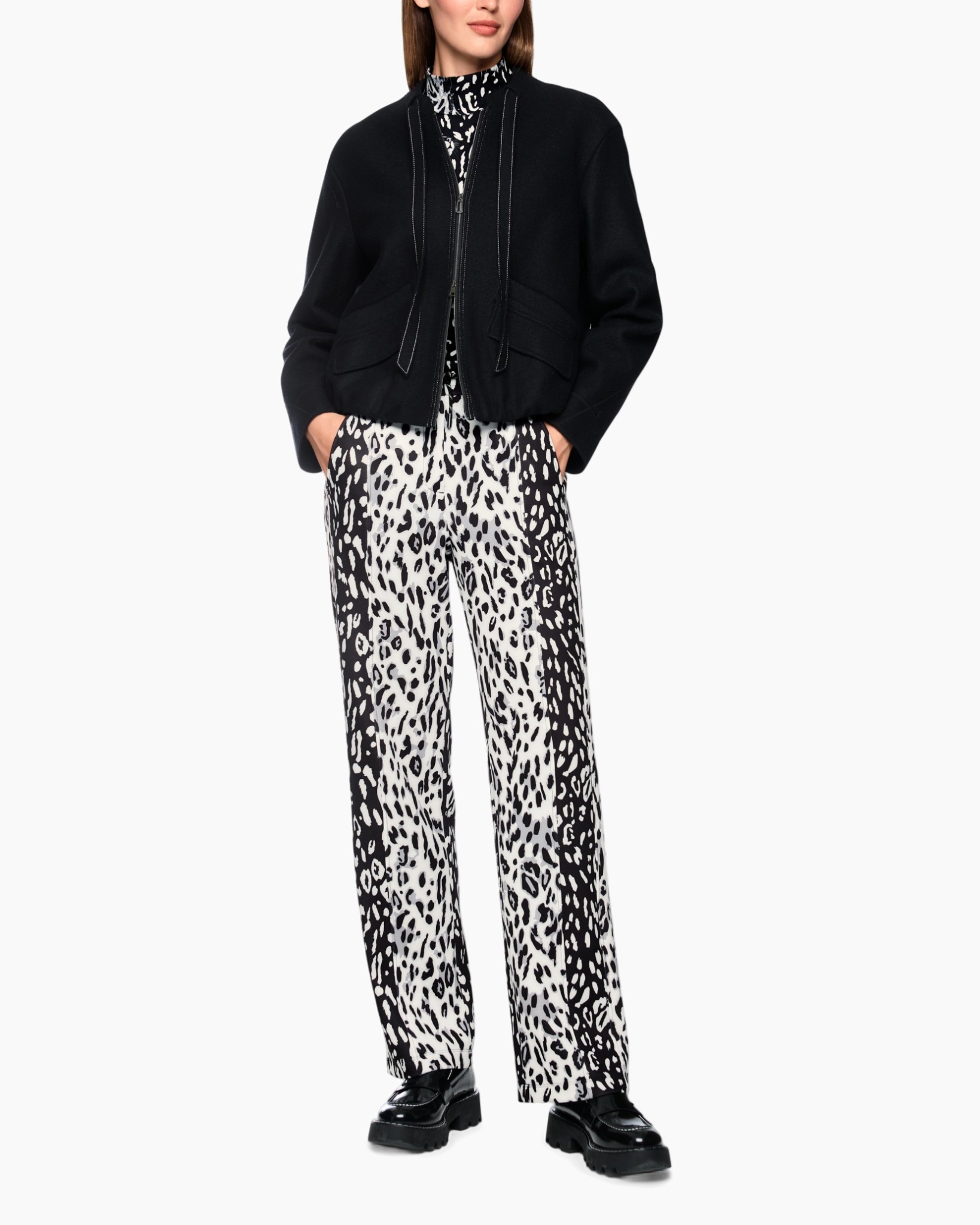 zwart jacket, rits hoodie, touwkoord, leeuwprint broek, loafers